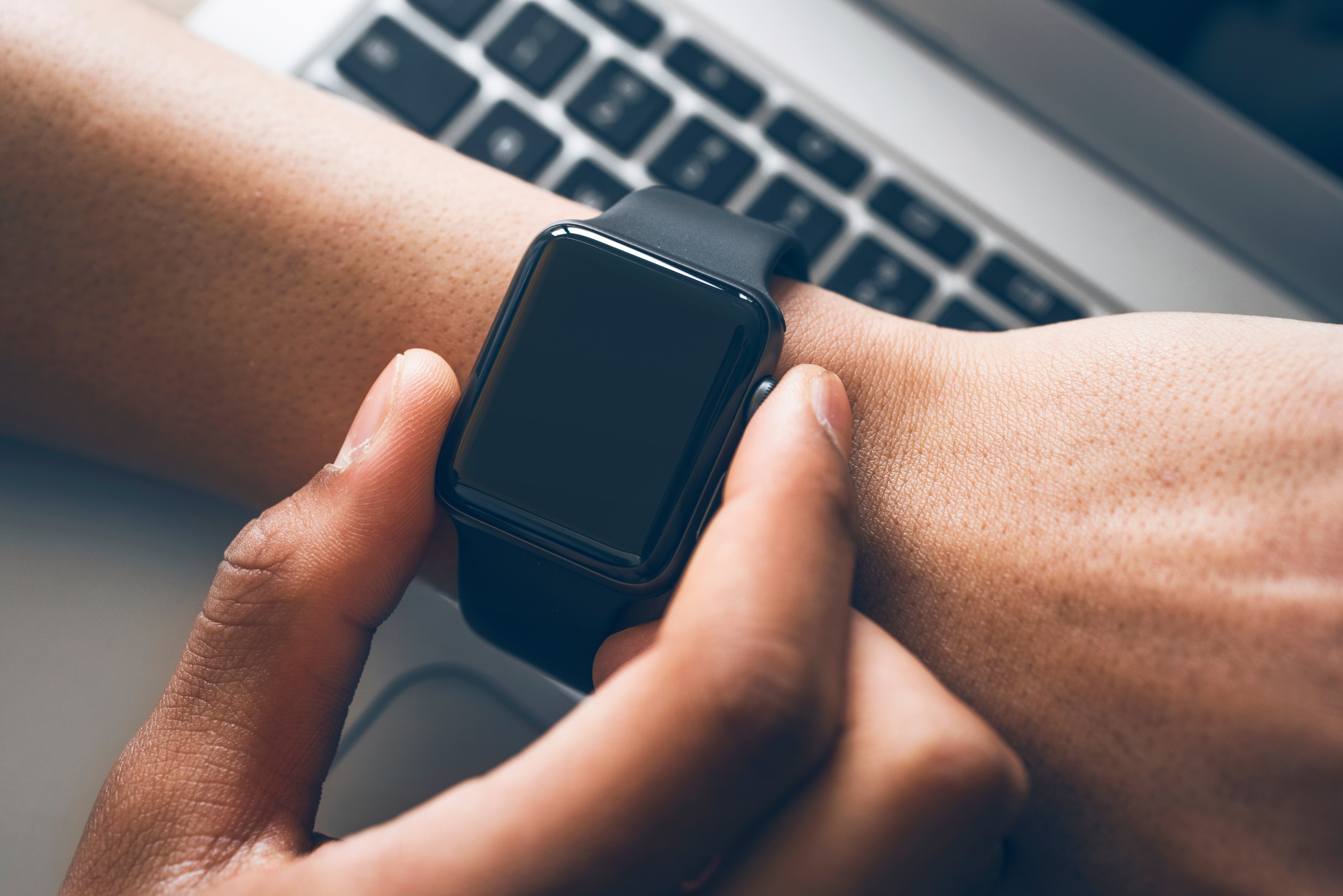 Les Apple Watch sont des montrés connectées très prisées © bramgino, Adobe Stock