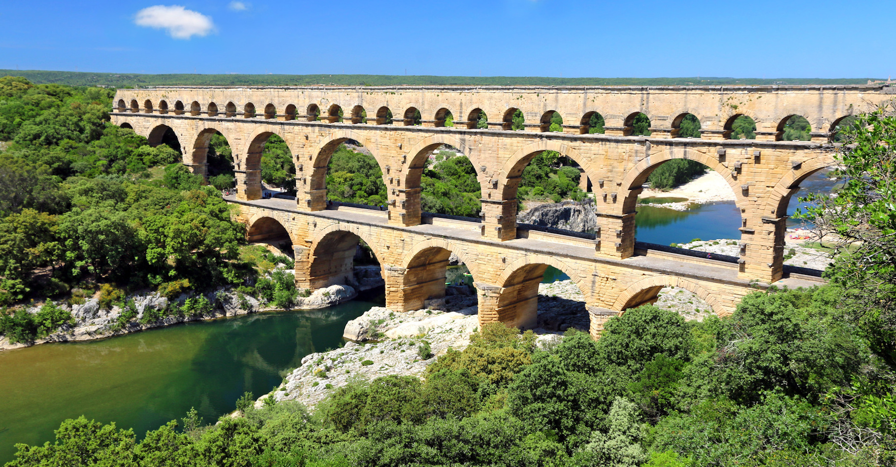 Le Pont du Gard constitue une partie de l’aqueduc romain qui conduisait l’eau d’Uzès à Nîmes. © lamax, Fotolia