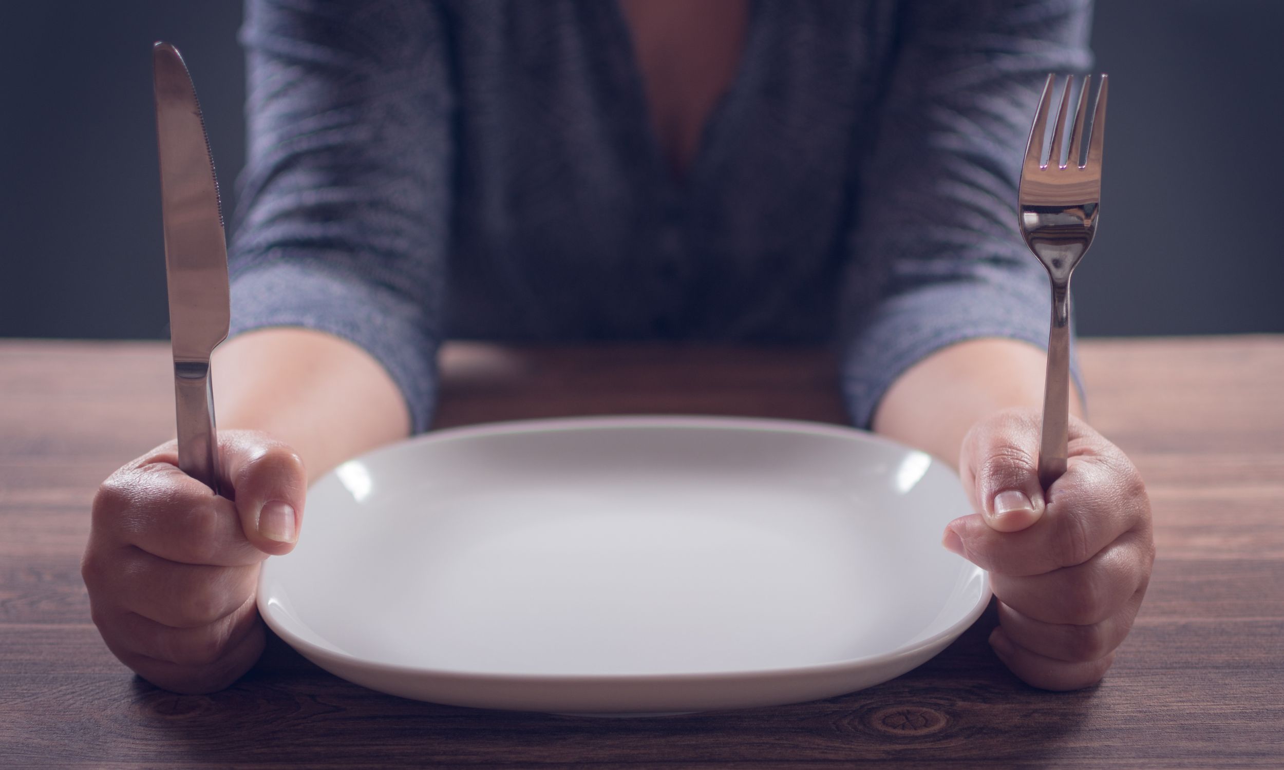 Est-ce possible de perdre du poids en ne mangeant rien le soir ? ©mpix-foto, Adobe Stock