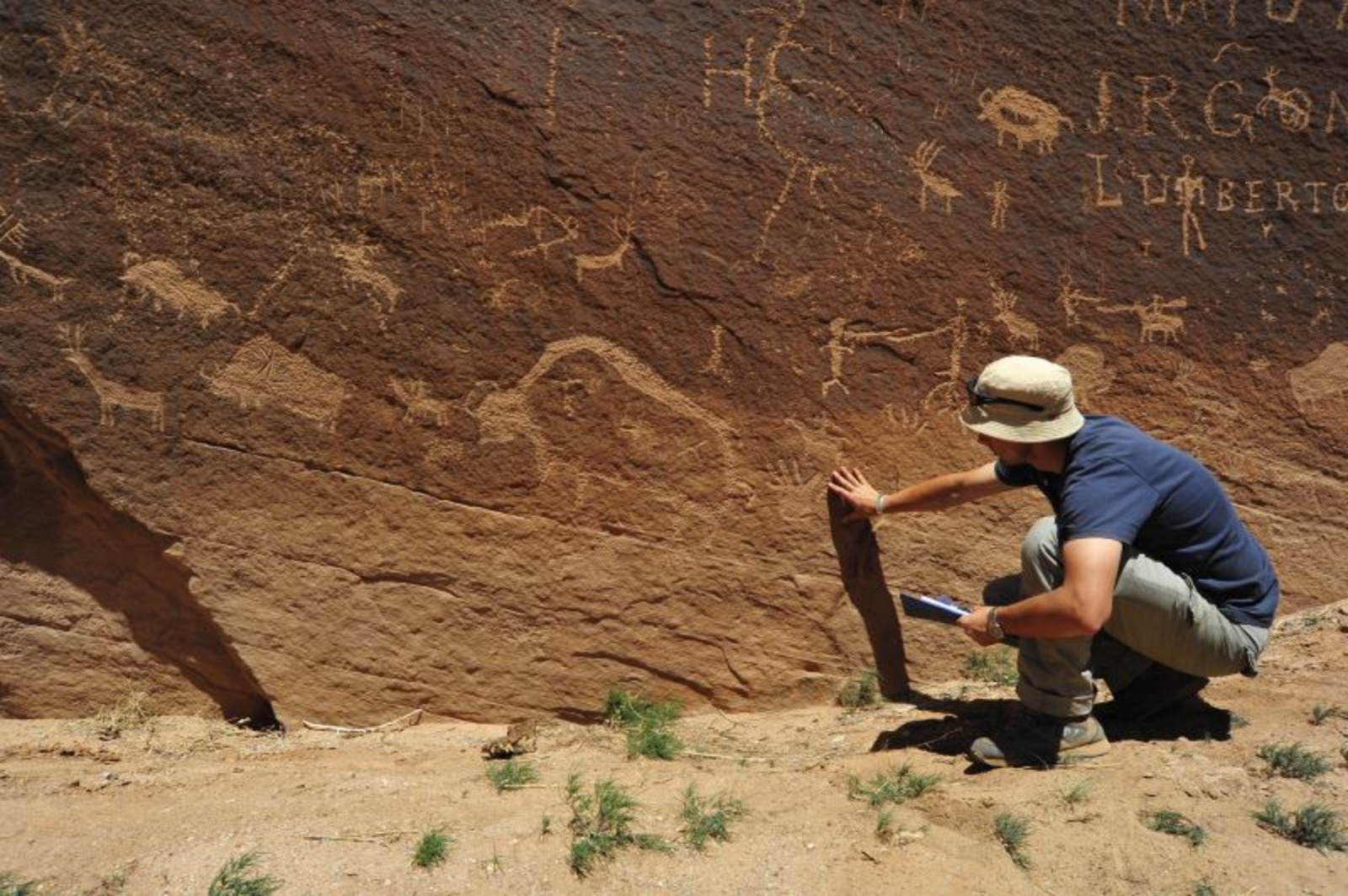 Un archéologue de l'université de Jagellon examine des pétroglyphes gravés dans un canyon du Colorado. © Université de Jagellon