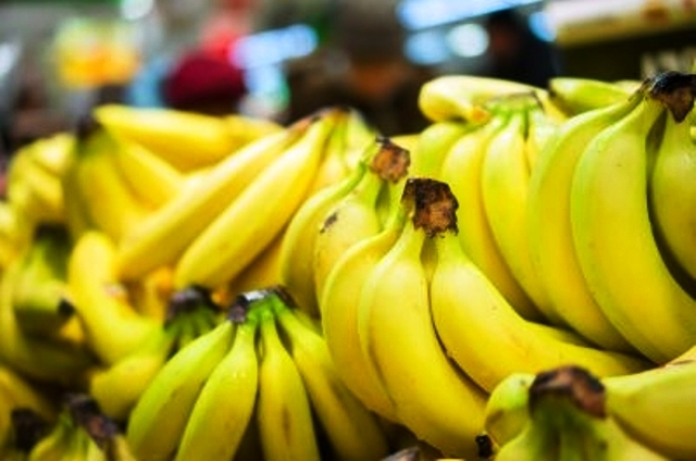 Les femmes post-ménopausées devraient mettre l'accent sur les aliments riches en potassium pour prévenir les AVC, comme par exemple les bananes. © Aleph Studio/shutterstock.com