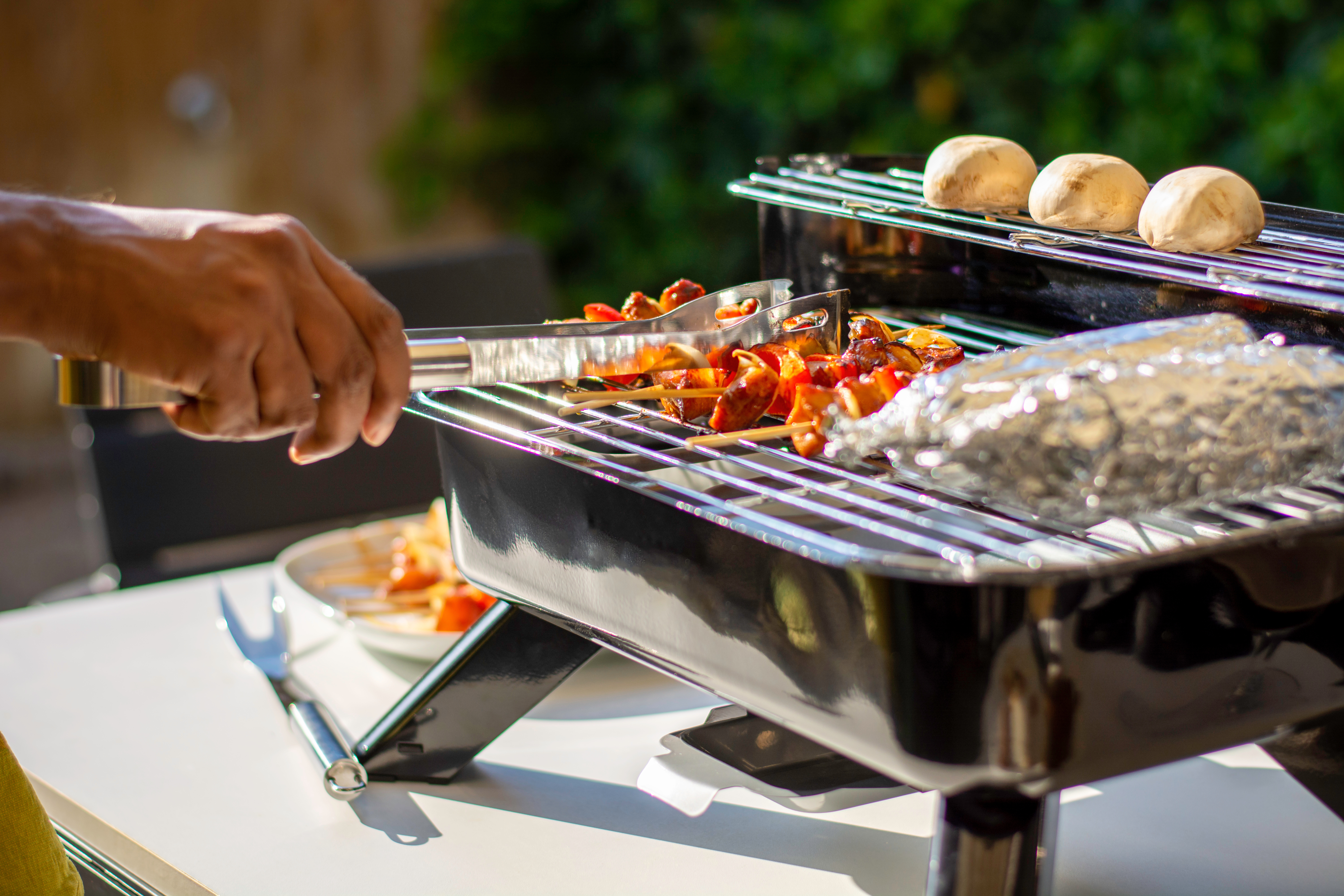 Les barbecues électriques offrent des avantages considérables pour des grillades en famille © Evelien, Adobe Stock