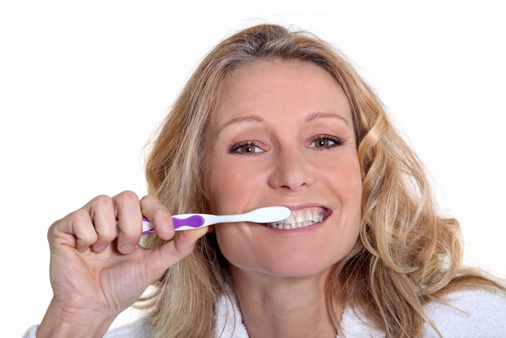 Le bicarbonate de soude peut être appliqué sur la brosse à dents et utilisé comme dentifrice, si son usage reste modéré. © Phovoir