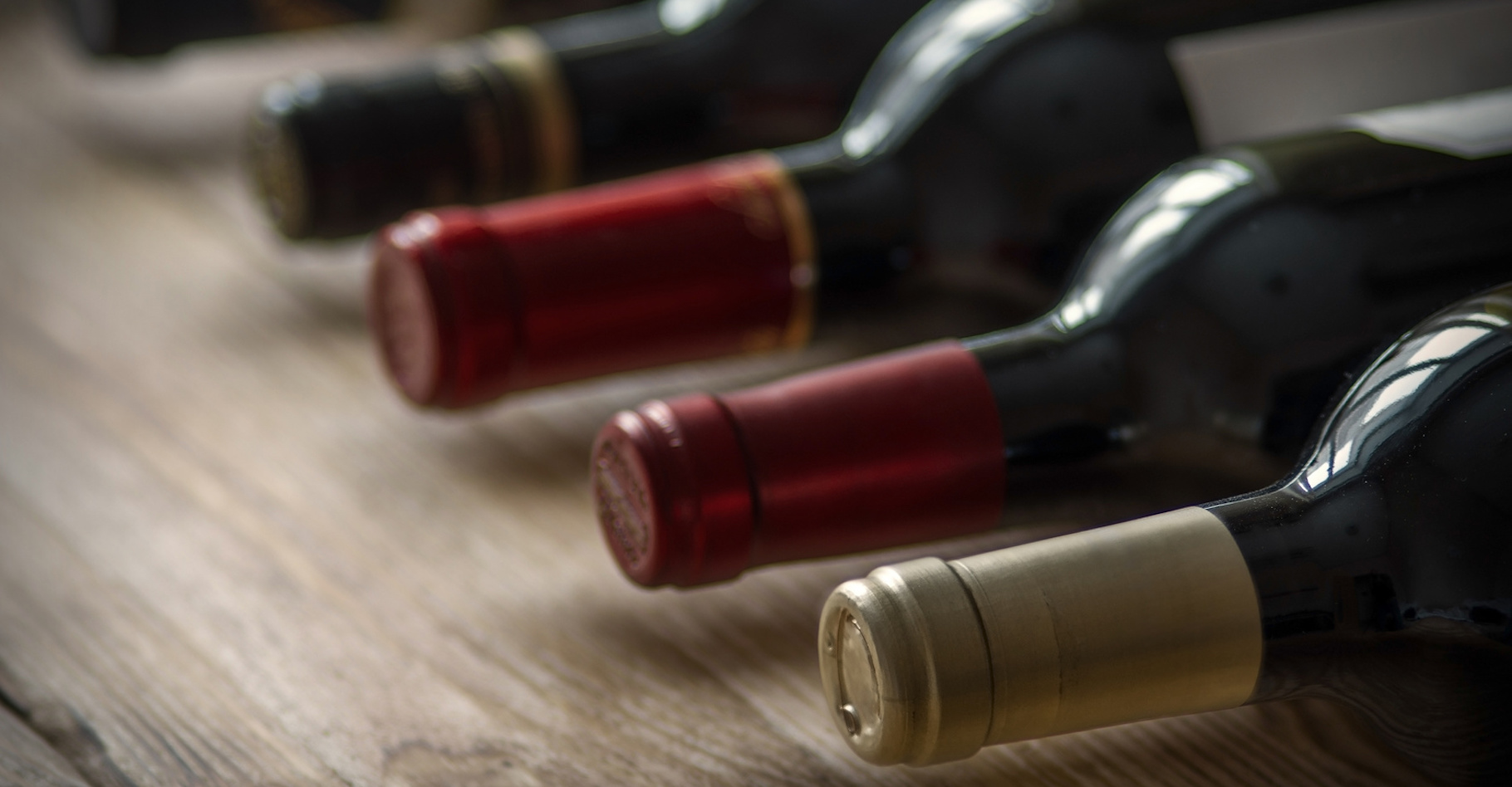 Les bouteilles de vin doivent être conservées couchées afin d'éviter l’oxydation du vin. © aleks-p, Fotolia