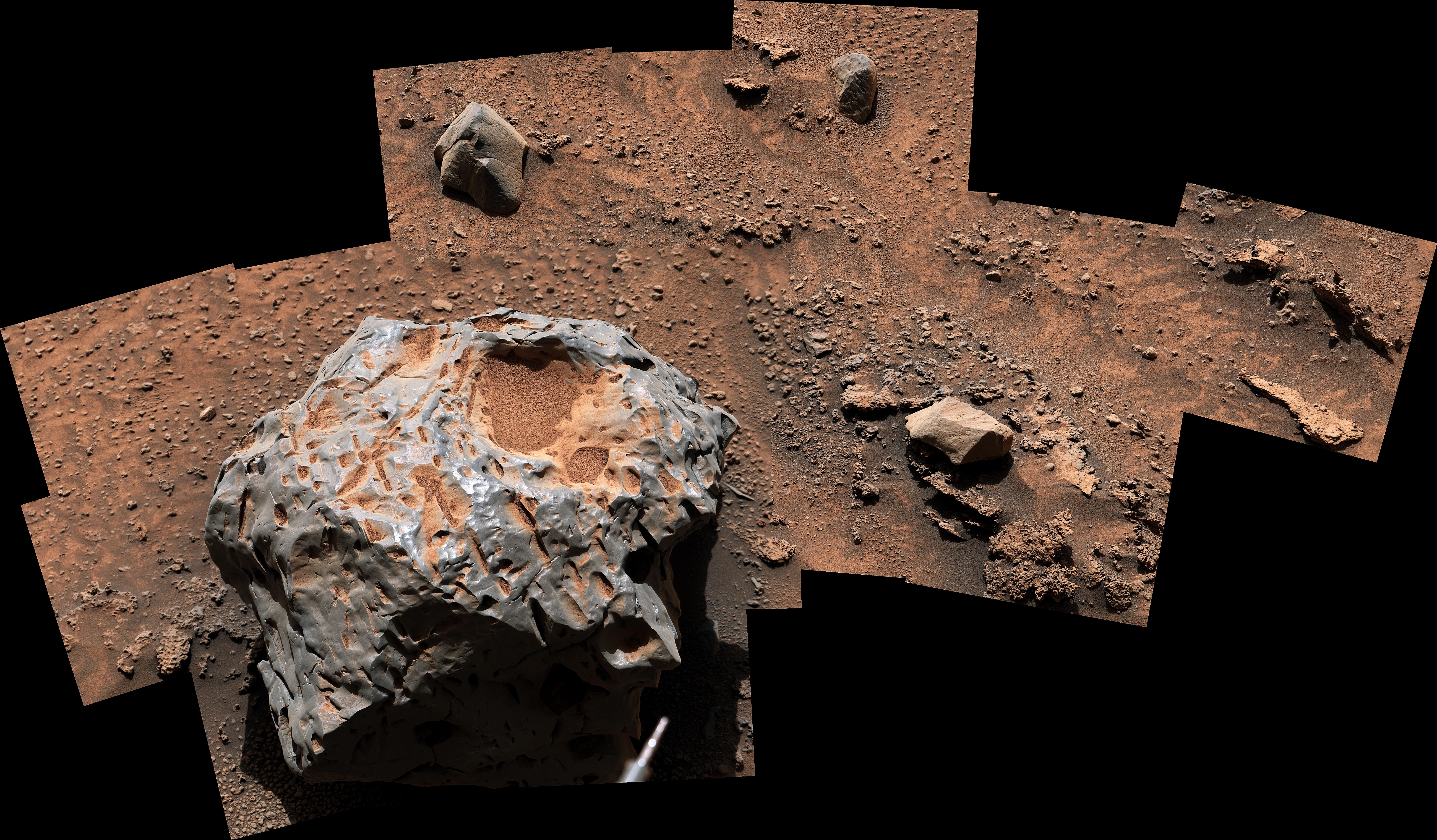 Mosaïque d'images prises avec la caméra MastCam de Curiosity montrant en détails la météorite Cacao. Les images ont été assemblées sur Terre. © Nasa, JPL-CalTech, MSSS