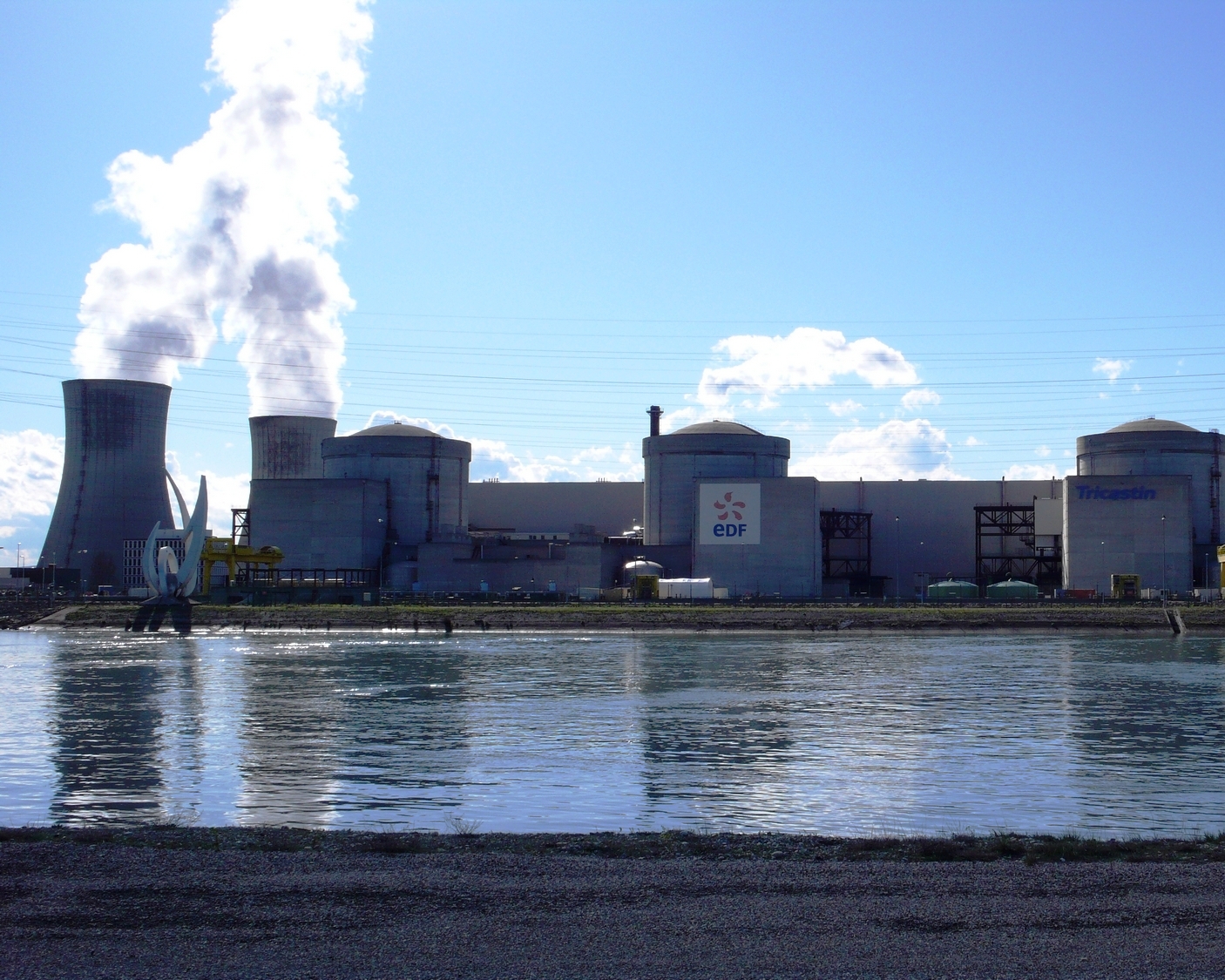 La centrale nucléaire du Tricastin, dans la Drôme, utilise de l'eau pour son fonctionnement. Si cette dernière venait à manquer, cela impacterait donc sa production d'électricité. © Sancio83, DP