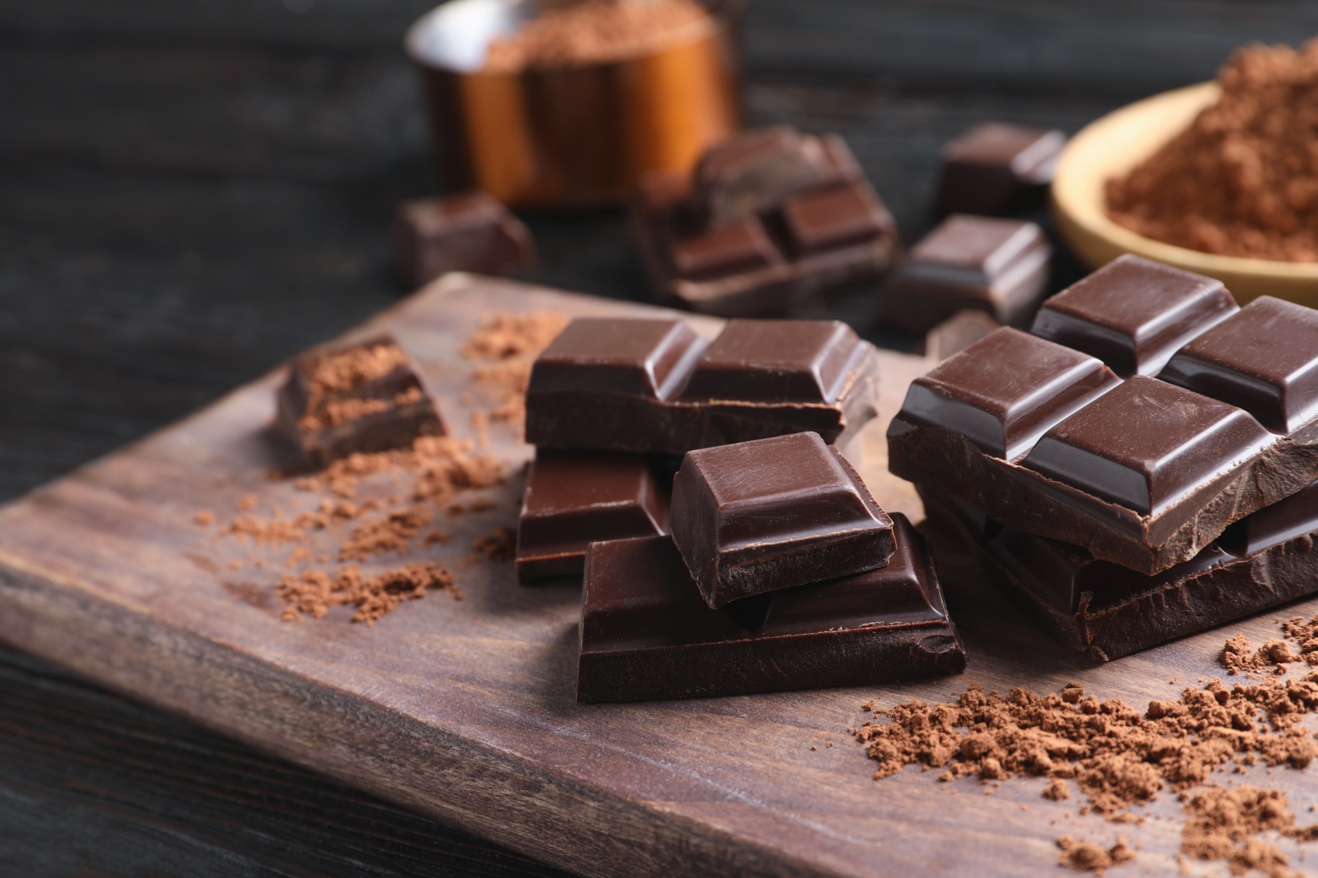 Tous les chocolats ne se valent pas et mieux vaut craquer pour le chocolat noir que le chocolat au lait. © New Africa, Adobe Stock