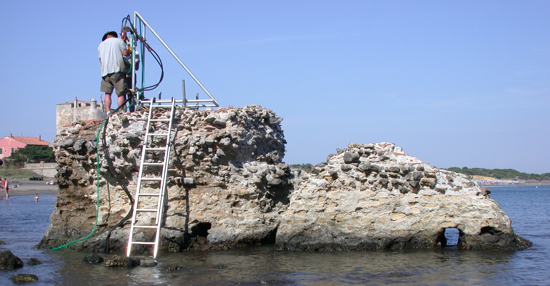 Des chercheurs de l’université de l’Utah ont percé le secret de l’incroyable résistance du béton romain&nbsp;: la croissance de minéraux entrelacés sous l’effet de l’eau de mer. © J. P. Oleson, université de l’Utah