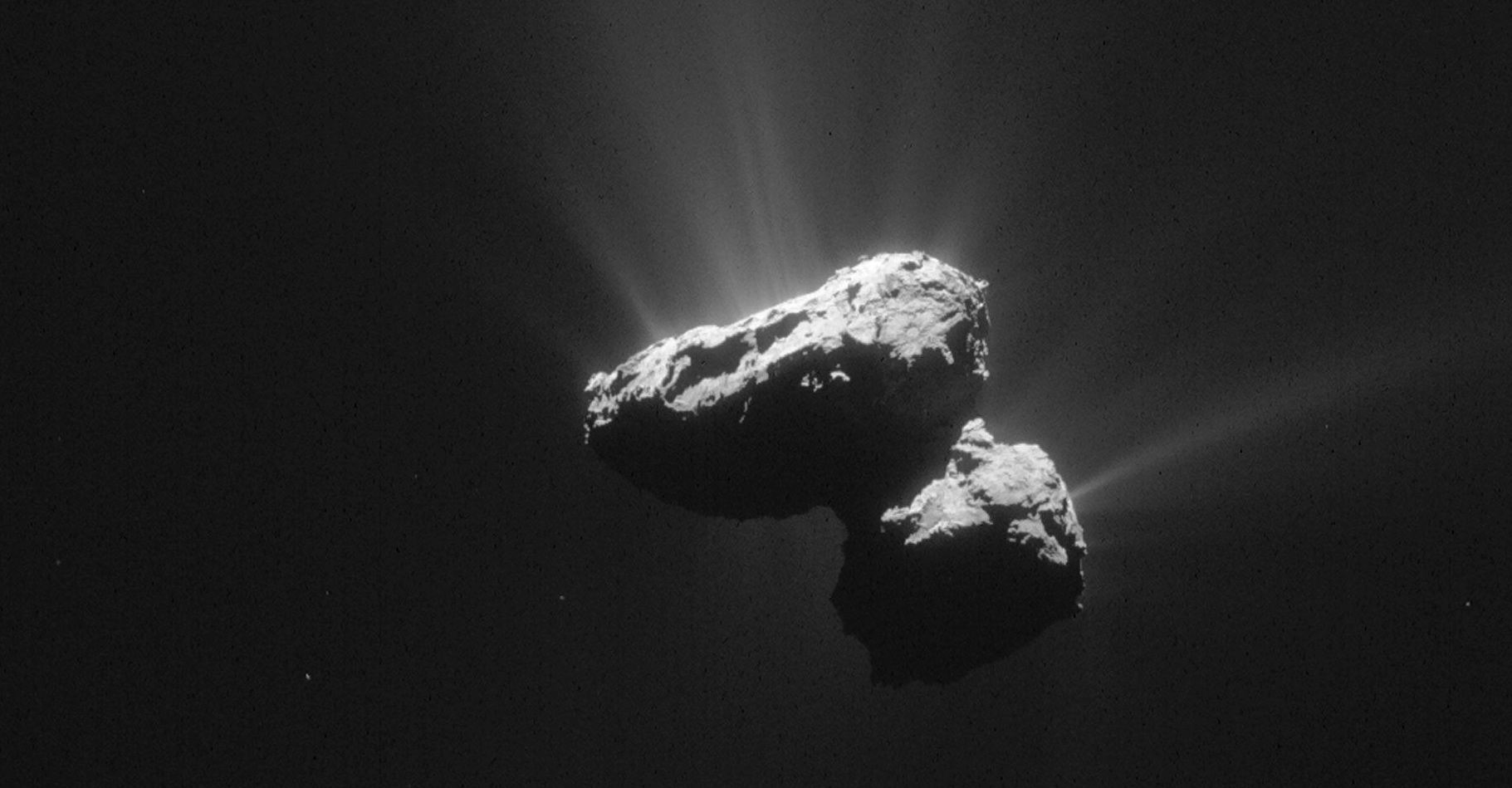 Le noyau bilobé de la comète 67P/Churyumov-Gerasimenko, alias Tchouri, photographié par Rosetta. Sa forme lui a valu d’être surnommée le «&nbsp;canard de bain&nbsp;». © Esa, Rosetta, NavCam, CC BY-SA IGO 3.0
