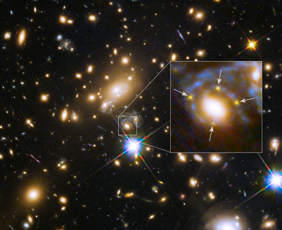 L'image de l'explosion de la supernova SN Refsdal est déformée par effet de lentille gravitationnelle. Sa taille est ainsi démultipliée par quatre. Située derrière une galaxie elliptique appartenant à l'amas de galaxies MACS J1149.6+2223, cette supernova apparaît également 20 fois plus lumineuse qu'elle ne l'est en réalité. Les éléments forment une croix d'Einstein similaire à celle observée pour la première fois avec le quasar G2237 + 0305. © Nasa, Esa