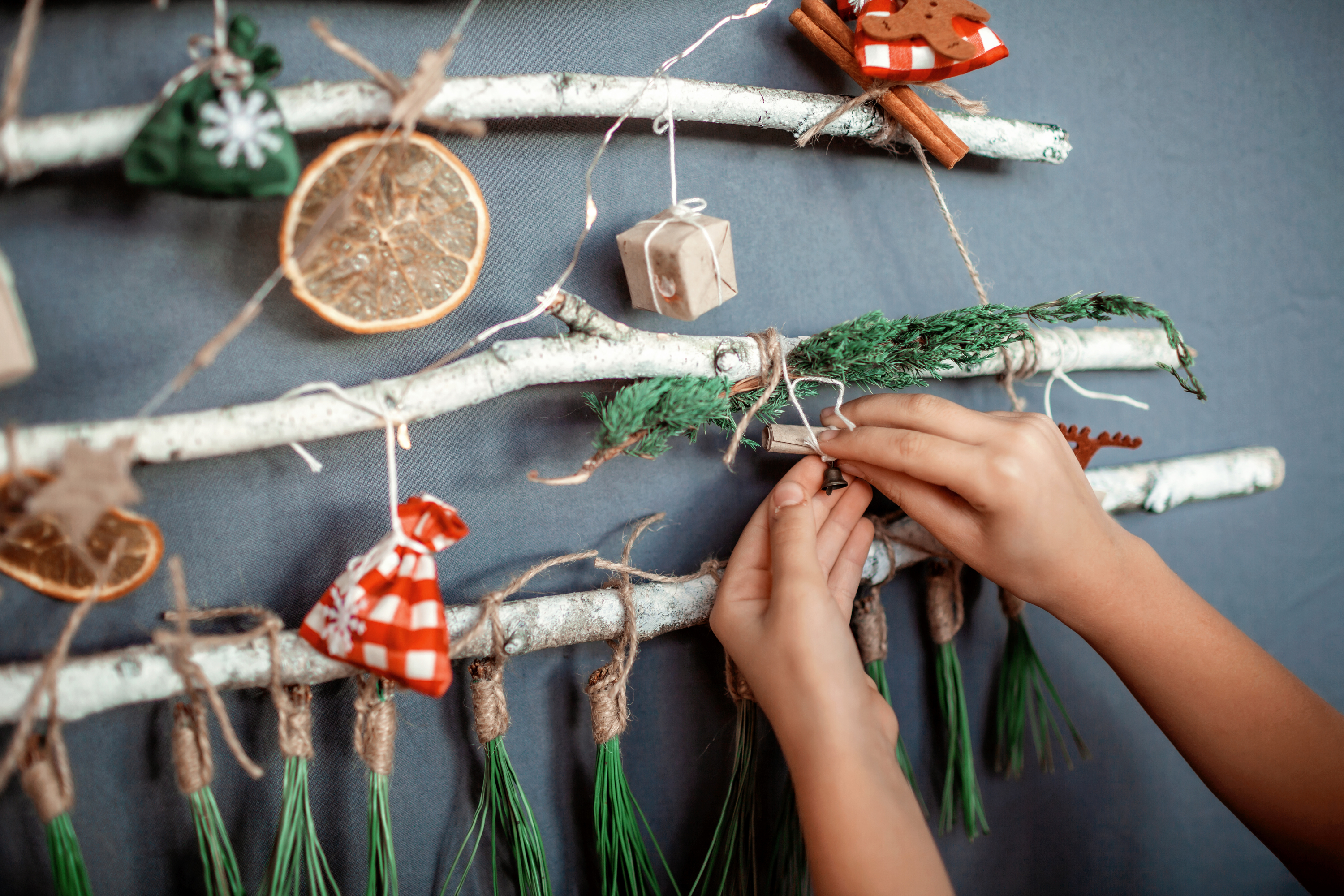 Créez un sapin avec des branches pour une décoration de Noël écologique. © Maria, Adobe Stock