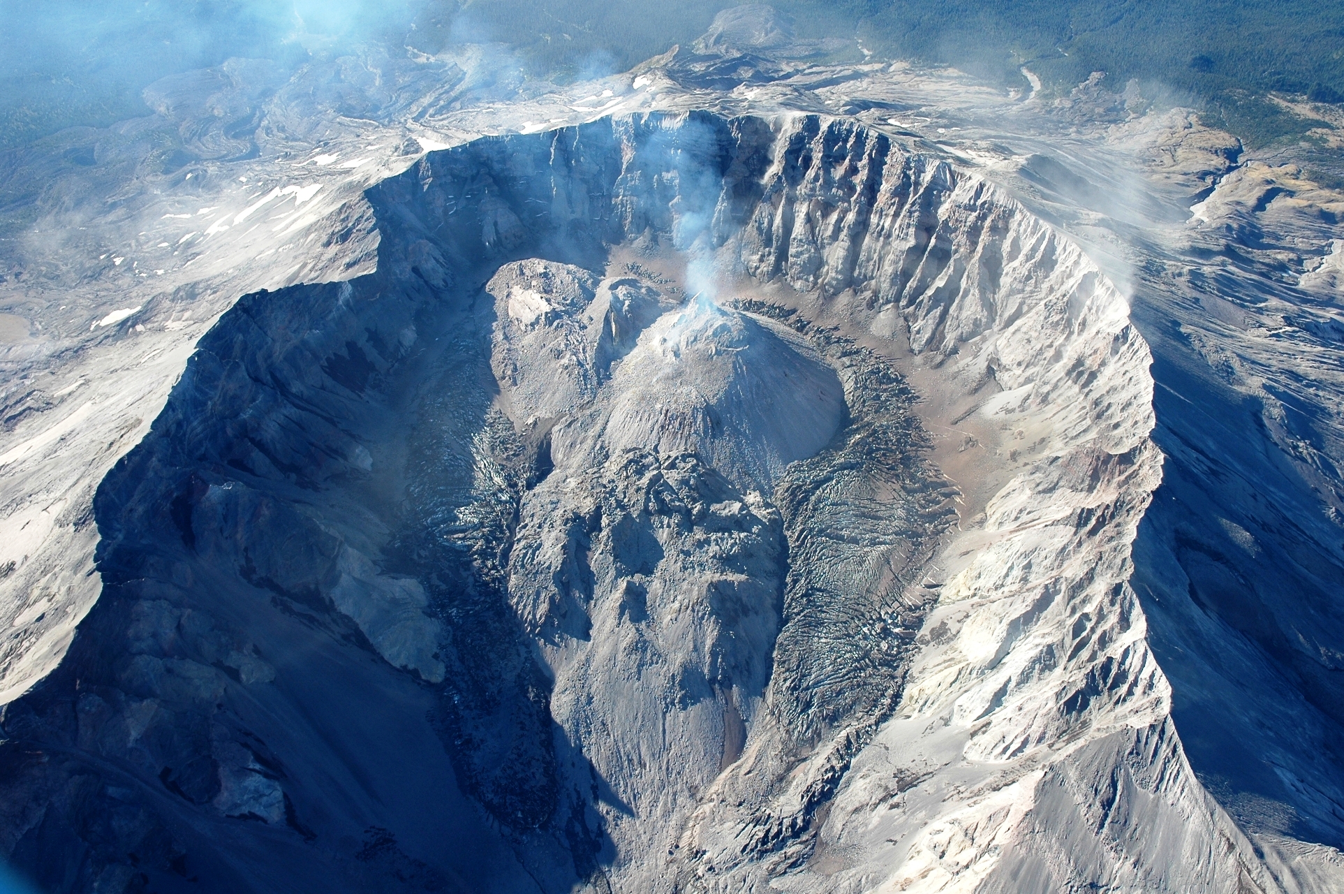 Une vue du dôme de lave visqueuse situé dans le cratère du célèbre volcan du mont Saint Helens, aux États-Unis. © USGS