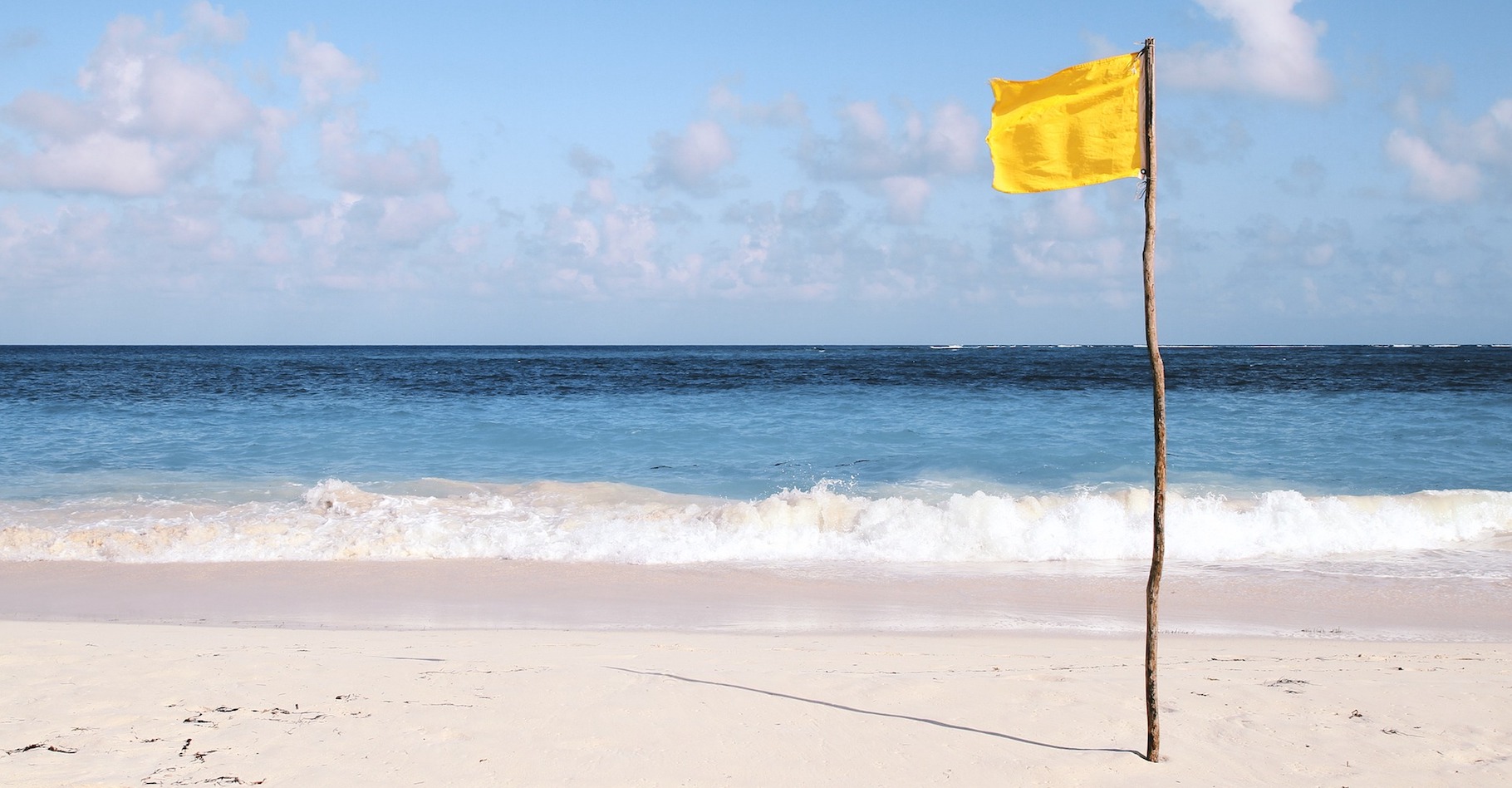 Sur la plage, la couleur des drapeaux donne des indications de sécurité. © Foundry, Fotolia