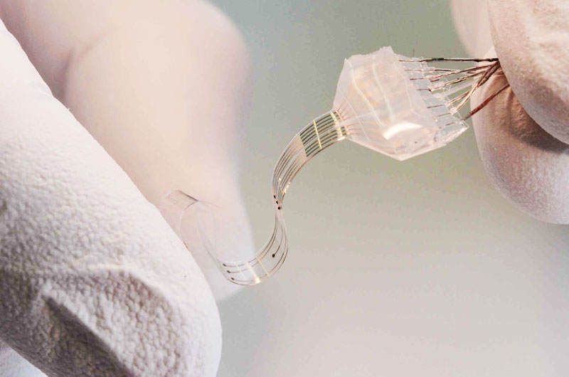 L’implant mis au point par les chercheurs de l’École polytechnique fédérale de Lausanne est à base de silicone et constitue un dispositif électronique souple et étirable. © École polytechnique fédérale de Lausanne (EPFL)