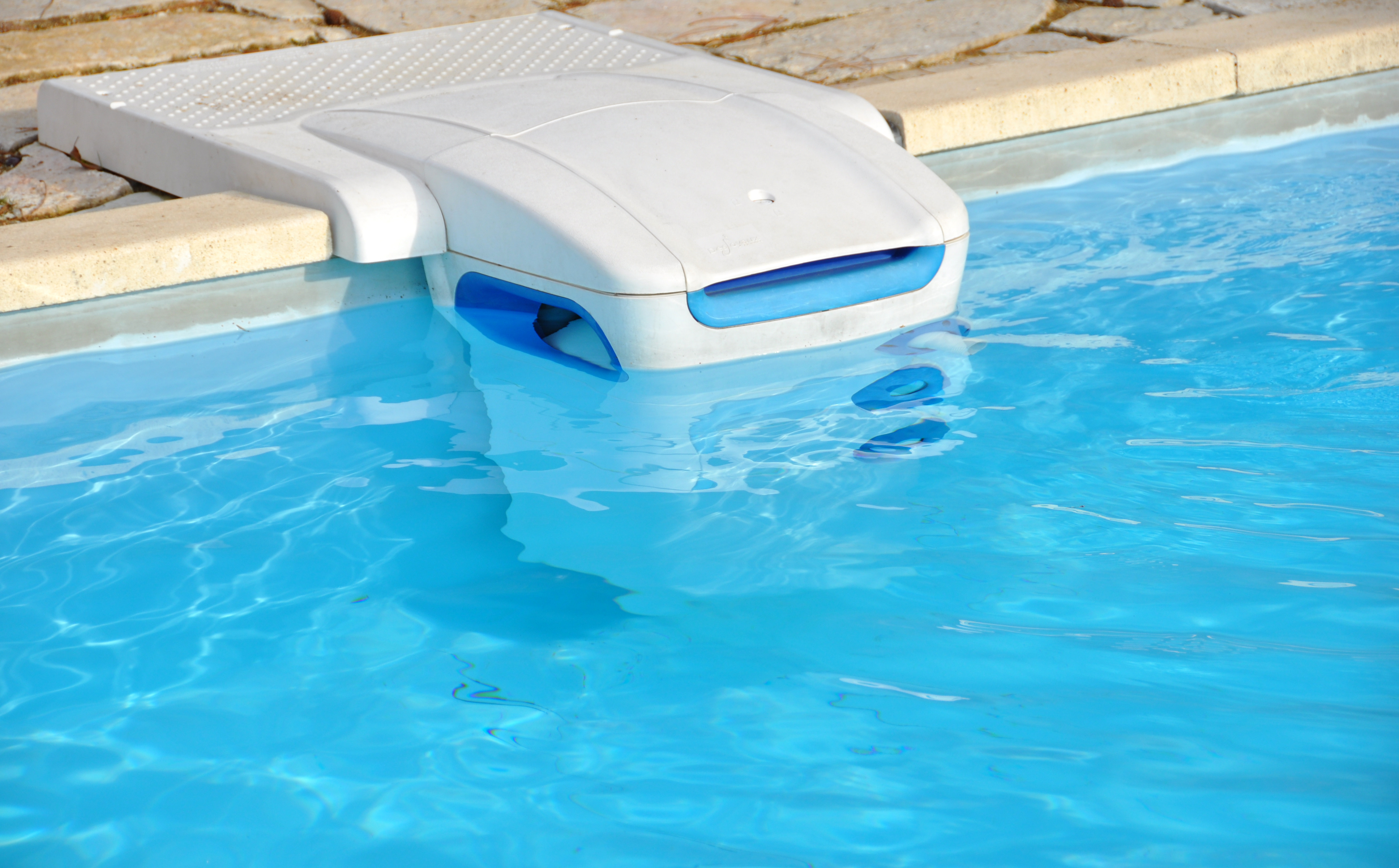 Pour profiter des beaux jours, voici les meilleurs électrolyseurs de piscine au sel pas chers© skampixelle, Adobe Stock