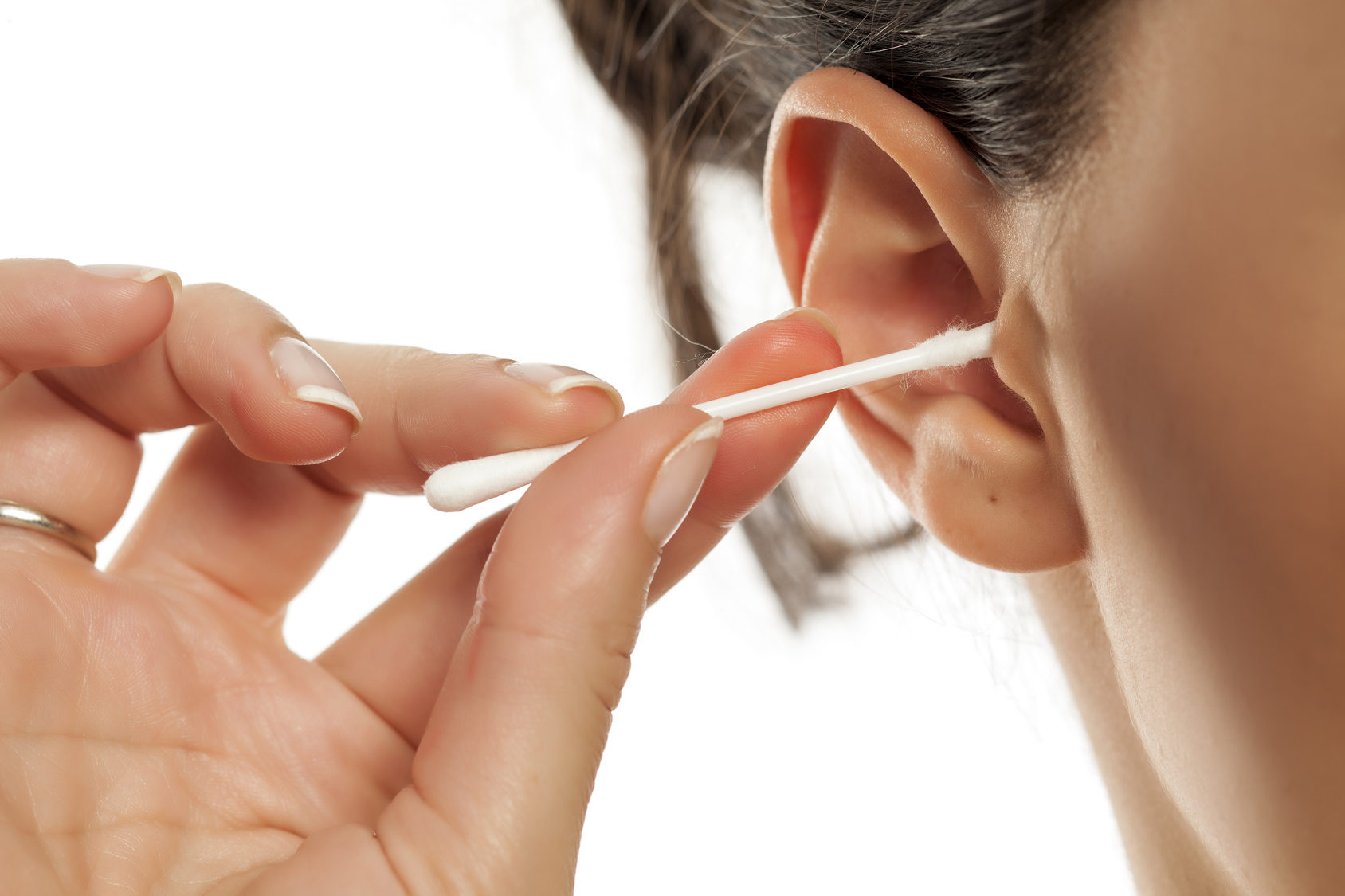 Une femme se nettoyant les oreilles avec un coton tige. © Vladimir Floyd, Fotolia