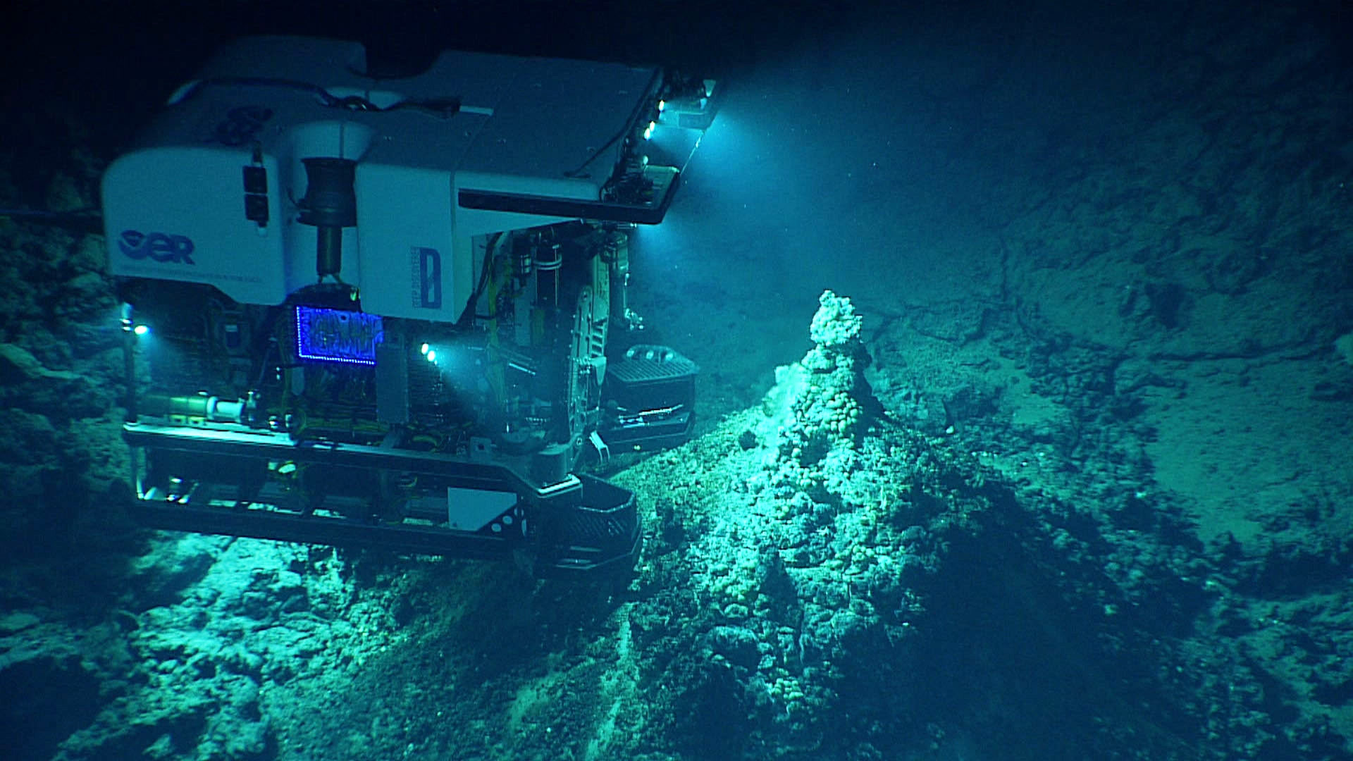 Ce robot, utilisé par les membres d'une mission de la NOAA à bord du navire&nbsp;Okeanos Explorer, est en plein travail autour d'une source hydrothermale de la fosse des Mariannes. © NOAA 