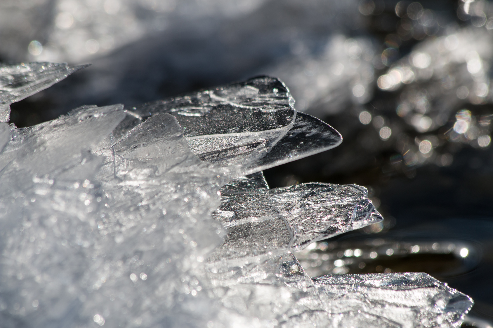 À masse égale, la glace occupe un volume 10 % plus important que l'eau liquide. © Jackie, Fotolia