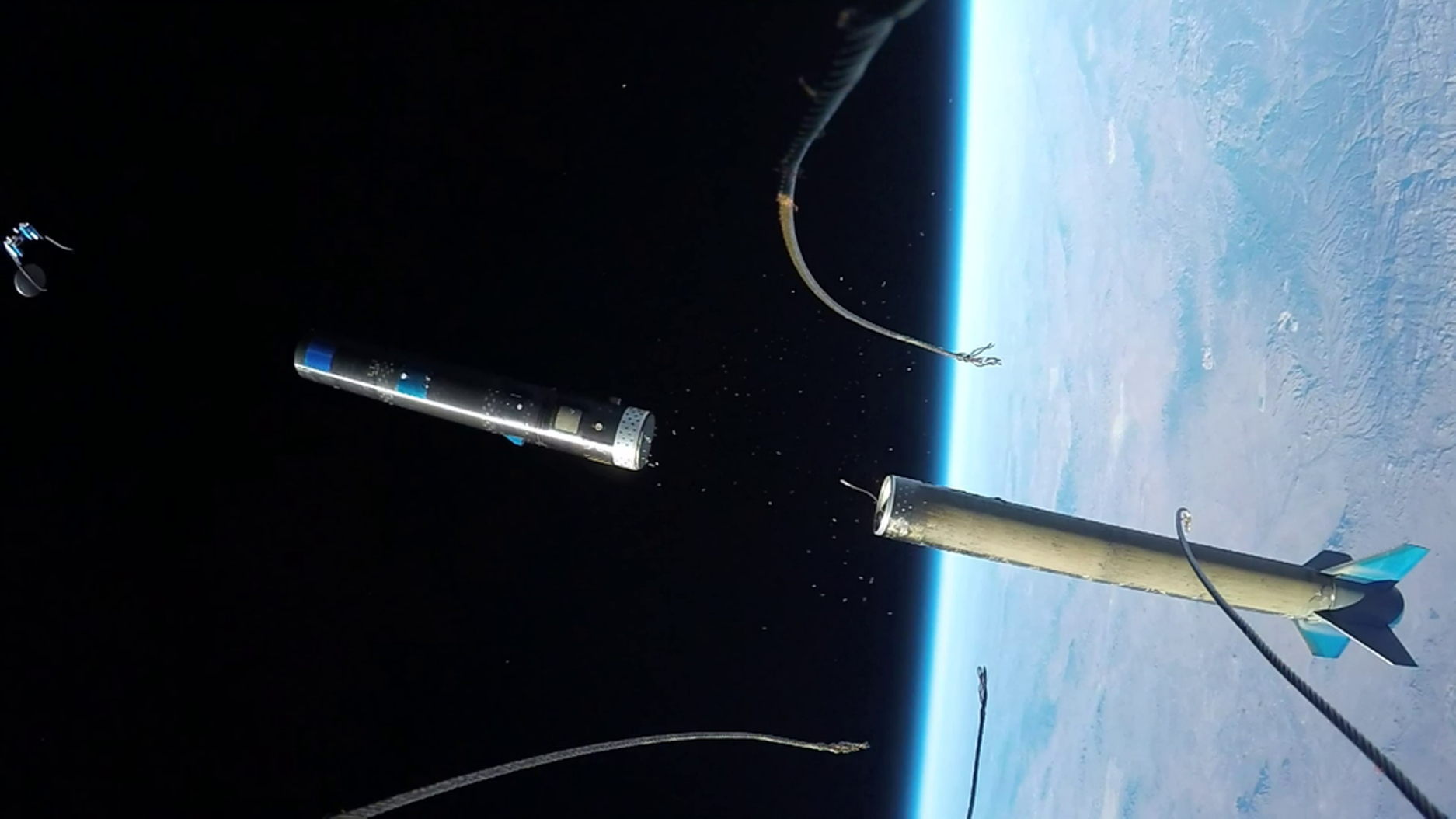 Une photo extraite de la vidéo montrant la séparation des étages de la fusée SpaceLoft-10. Elle emportait une capsule de la Nasa pour tester son retour sur Terre. © UP Aerospace