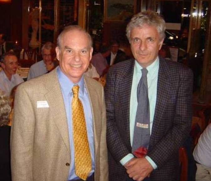 De gauche à droite, John Schwarz et Michael Green en 2002. Les deux hommes sont désormais lauréats du Breakthrough Prize in Fundamental Physics. Ils ont été à l'origine de la première révolution de la théorie des supercordes en 1984, dans laquelle plusieurs physiciens de premier plan ont basculé, comme le prix Nobel de physique 1979 Steven Weinberg et Edward Witten, qui a reçu la médaille Fields en 1990. © John Schwarz