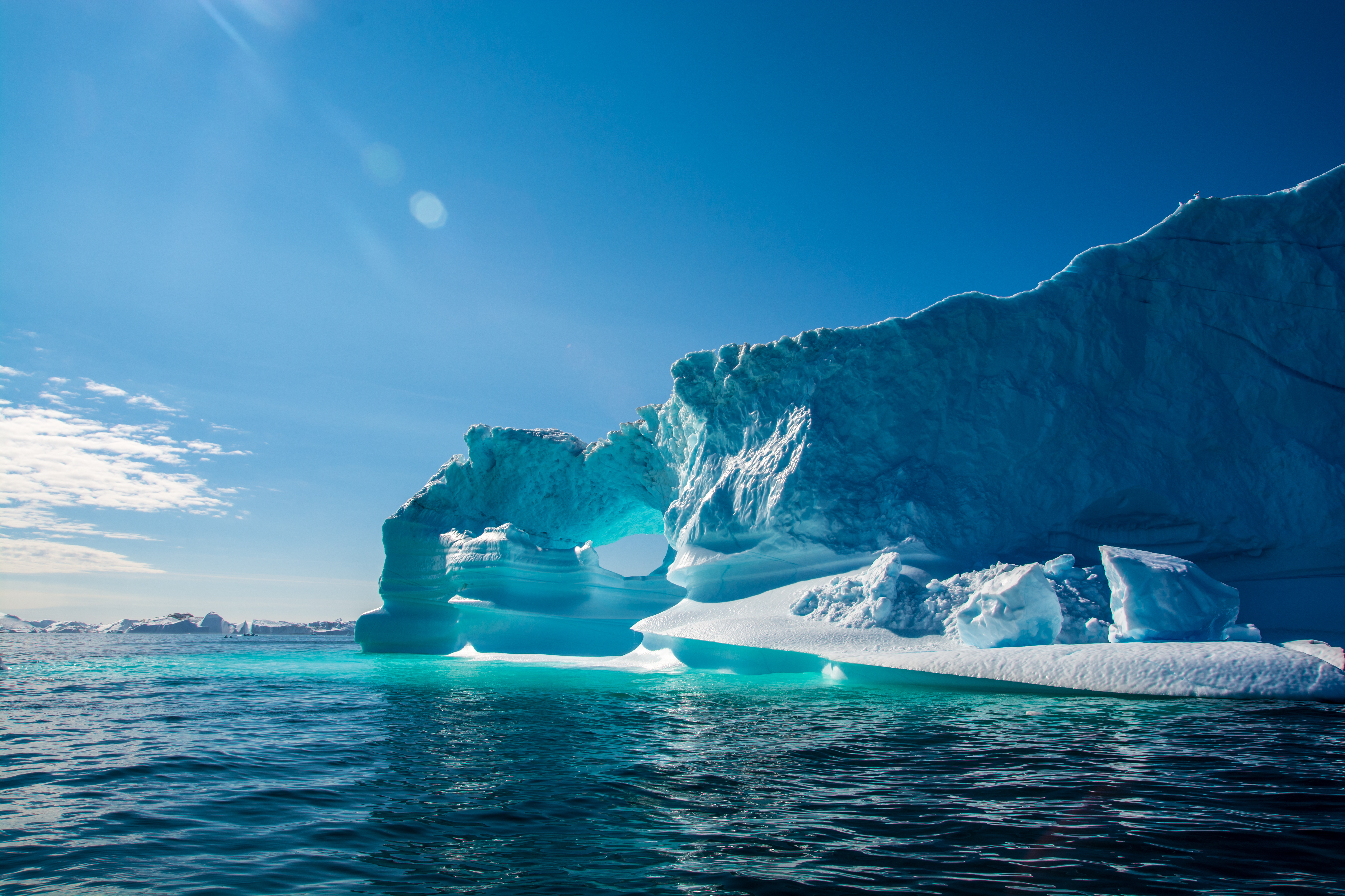 Des lacs se forment sur la deuxième plus grande calotte glacière au monde, ce qui pourrait causer son instabilité. © Mikhail79spb, Adobe Stock