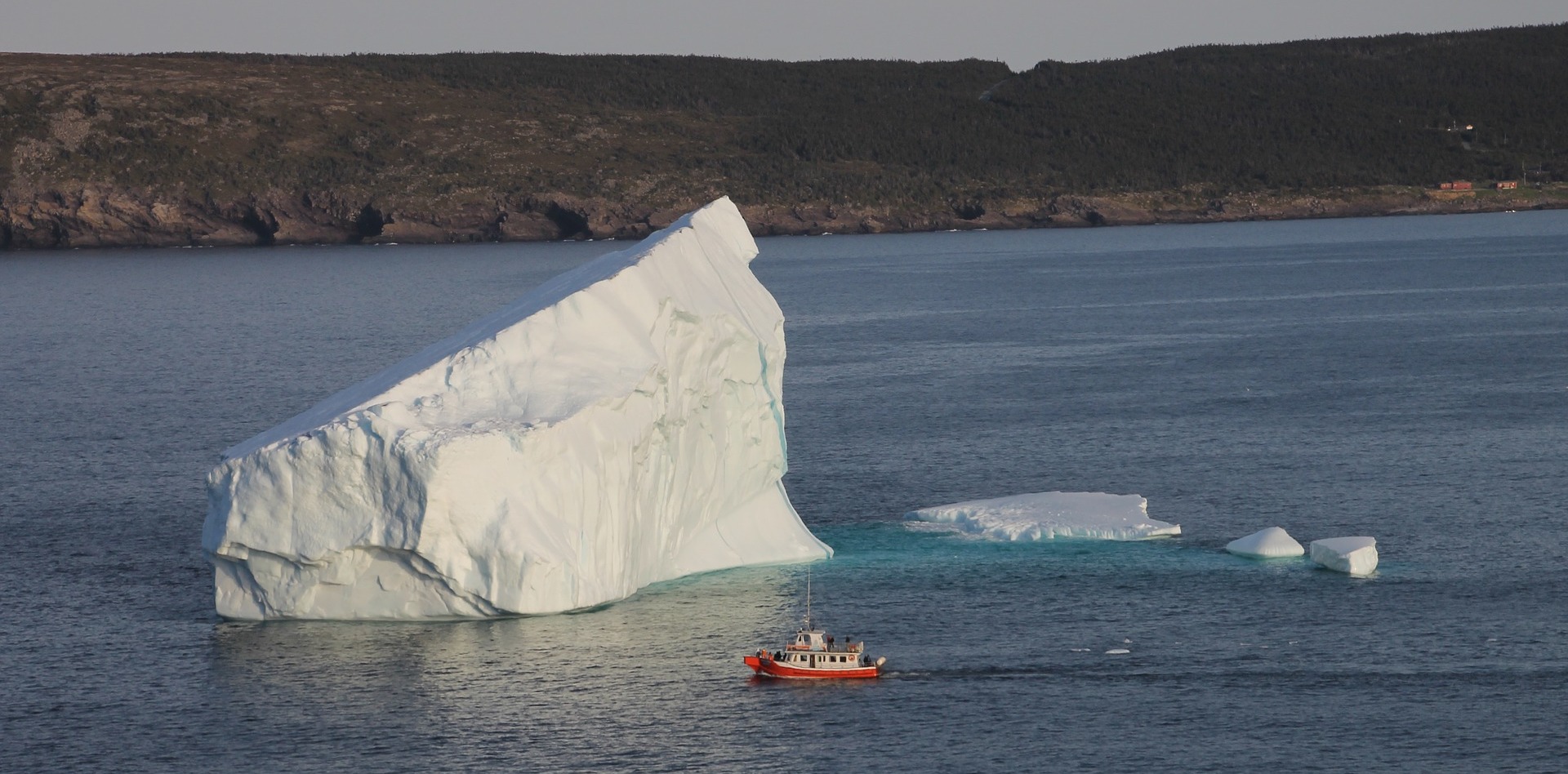 Les icebergs, comme les glaçons, flottent sur l’eau. © kjpoleary, Pixabay, DP