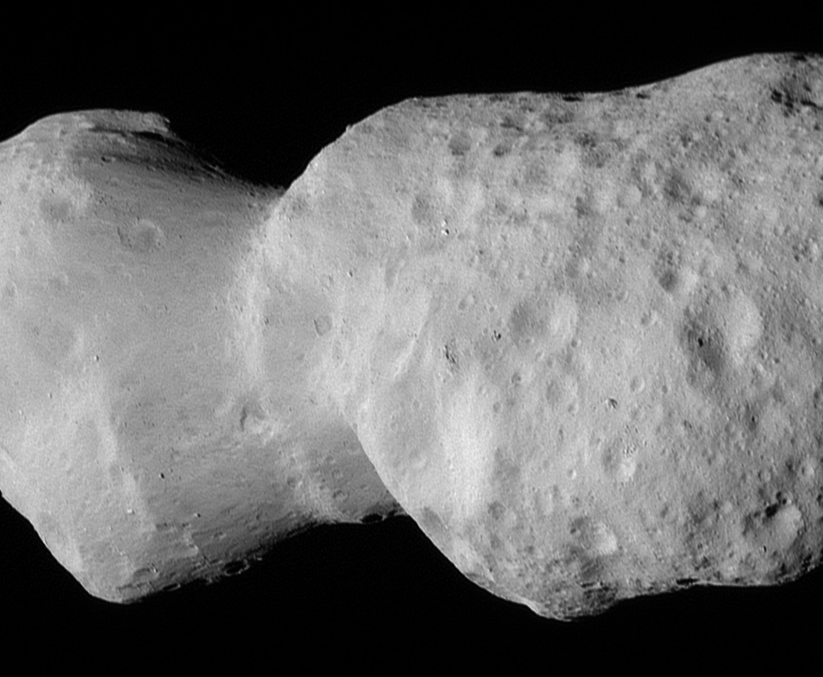L'astéroïde DonaldJohanson vu par la sonde Lucy Long-Range Reconnaissance Imager (L’LORRI). Il s'agit de l'une des images les plus détaillées renvoyées par la sonde Lucy de la Nasa lors de son survol. Cette image a été prise à 13 h 51 HAE (17 h 51 UTC), le 20 avril 2025, au plus près de son approche maximale, à une distance d'environ 1 100 kilomètres. La sonde s'est approchée à 960 kilomètres, mais l'image présentée a été prise environ 40 secondes avant. L'image a été retouchée et traitée pour améliorer le contraste. © Nasa, Goddard, SwRI, Johns Hopkins APL, NOIRLab