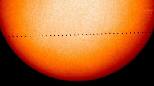 Image composite du précédent transit de Mercure devant le Soleil en 2006. © Nasa, ESA, Soho