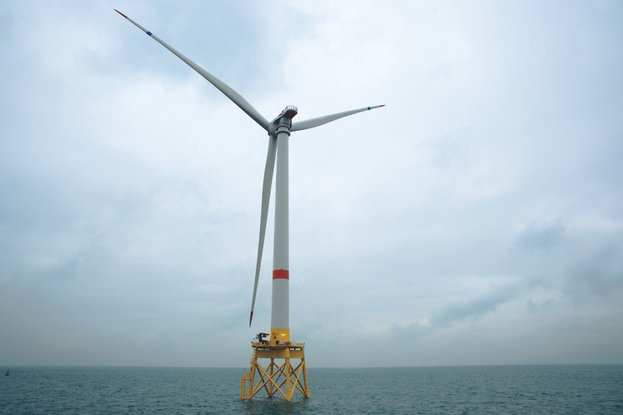 Par rapport aux éoliennes offshores actuelles, l'Haliade 150-6MW d'Alstom produit 40 % d'électricité en plus par kilogramme de matériaux entrant dans sa composition. © Alstom