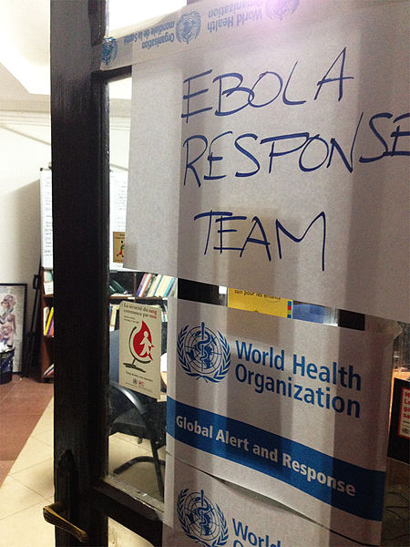 Dans une feuille de route, l’OMS décrit les actions à mener pour enrayer l’épidémie d’Ebola. © CDC/Daniel J. DeNoon, Wikimedia Commons, DP