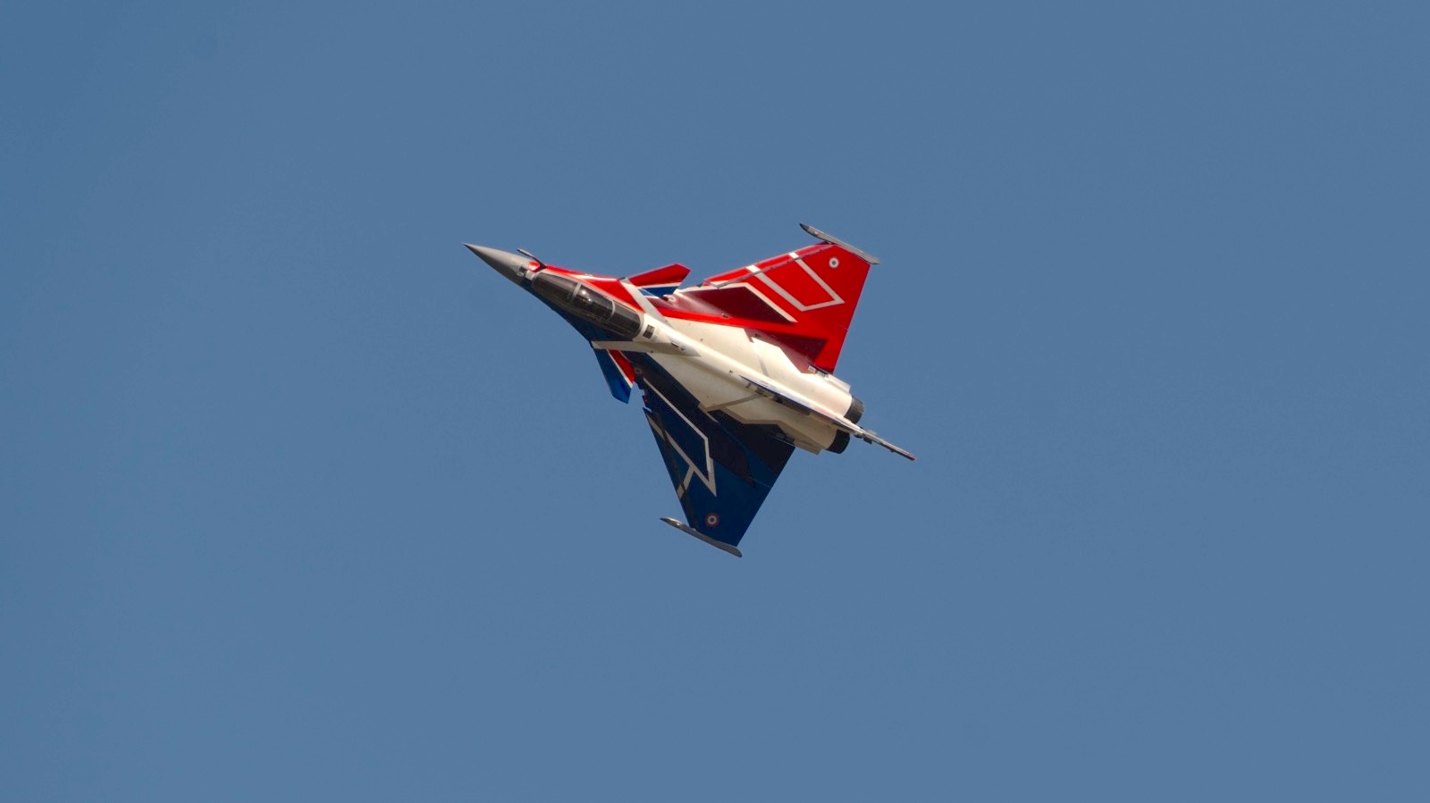 Le Rafale display solo durant ses démonstrations au-dessus du salon avec une nouvelle livrée patriotique. © Remy Decourt
