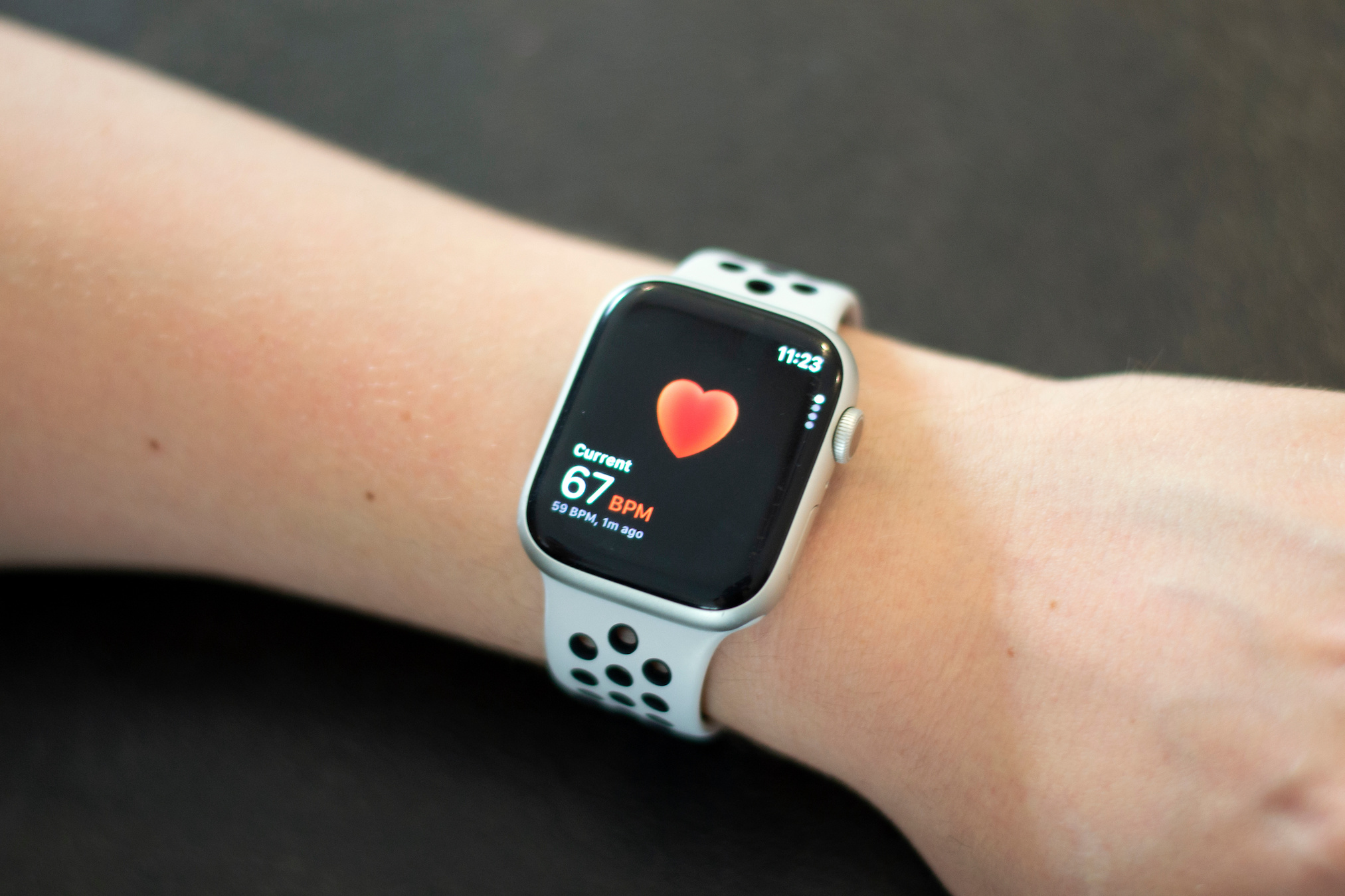 En plus de mesurer la fréquence cardiaque, l’Apple Watch pourrait bientôt indiquer la tension artérielle. © Nestudio, Adobe Stock