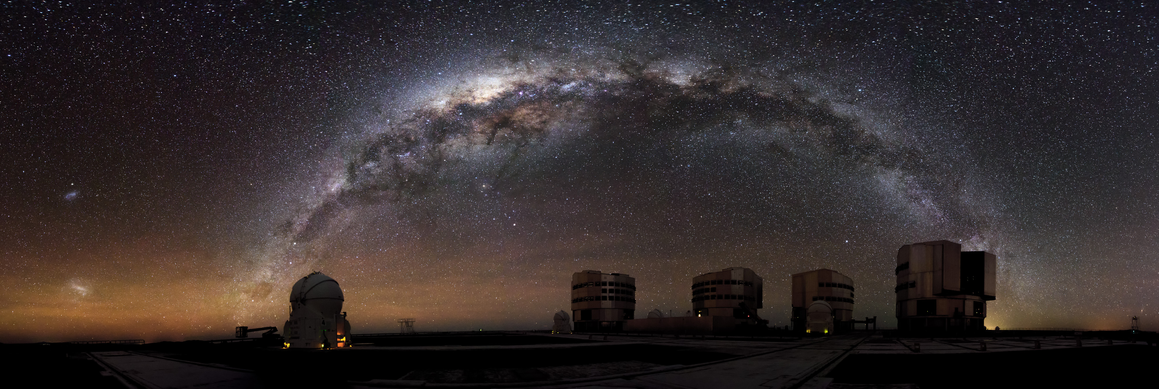 L’Observatoire Paranal, situé dans le désert d’Atacama au nord du Chili, offre des conditions d’observations optimales et ultra performantes grâce au très grand télescope VLT (very large telescope). © A. Russell, ESO.