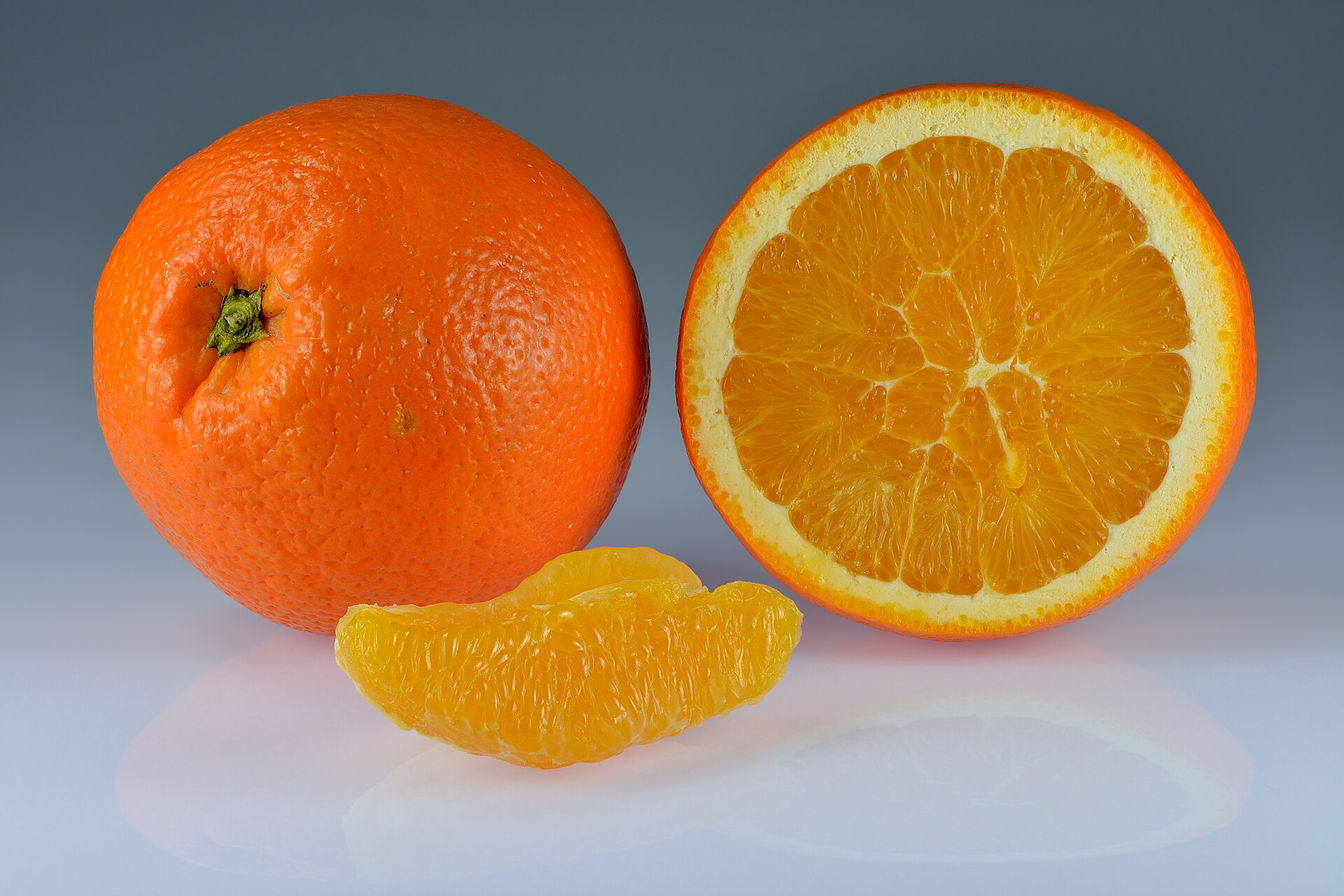 Les oranges sont des fruits remplis de vitamines, mais attention à les consommer uniquement à certains moments de la journée ! © Ivar Leidus, Wikipedia