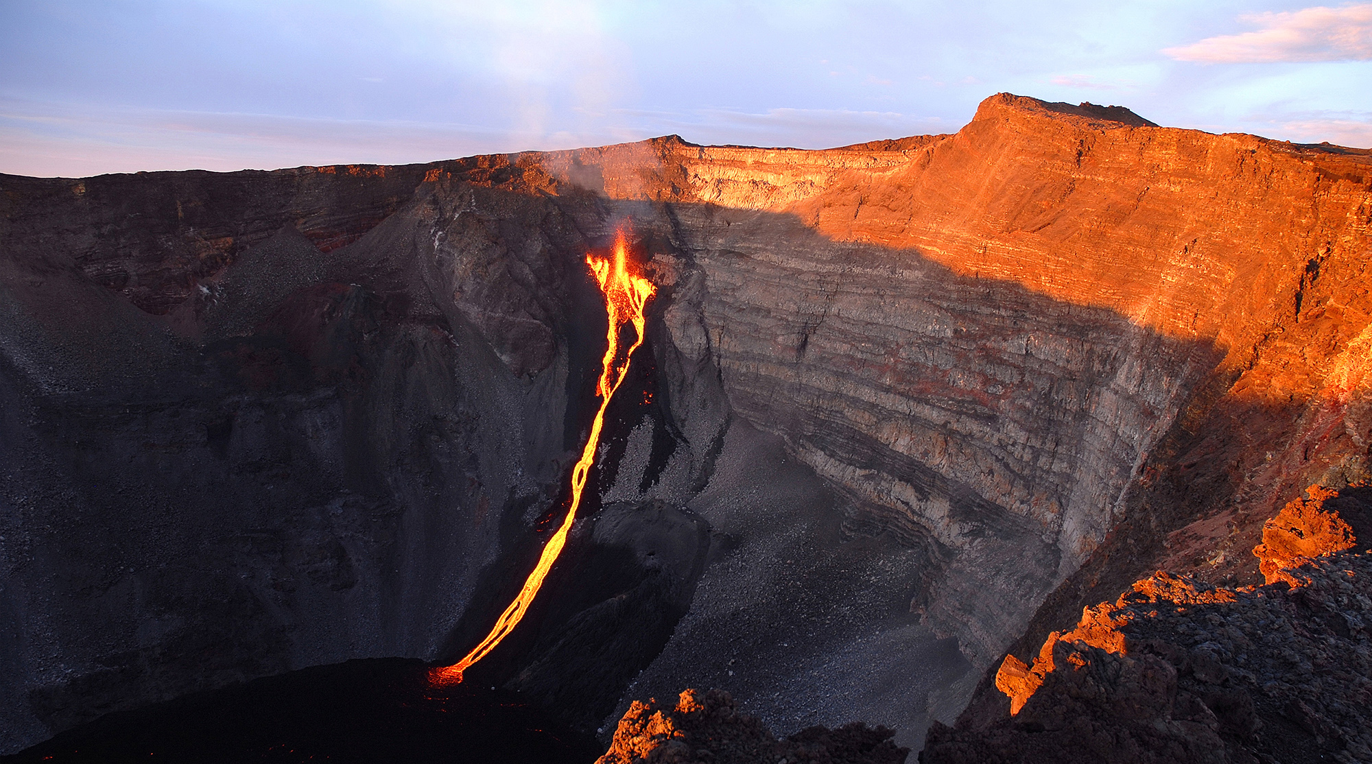 Éruption du 2 janvier 2010 du Piton de la Fournaise, dans le cratère Dolomieu. © Patrice Huet