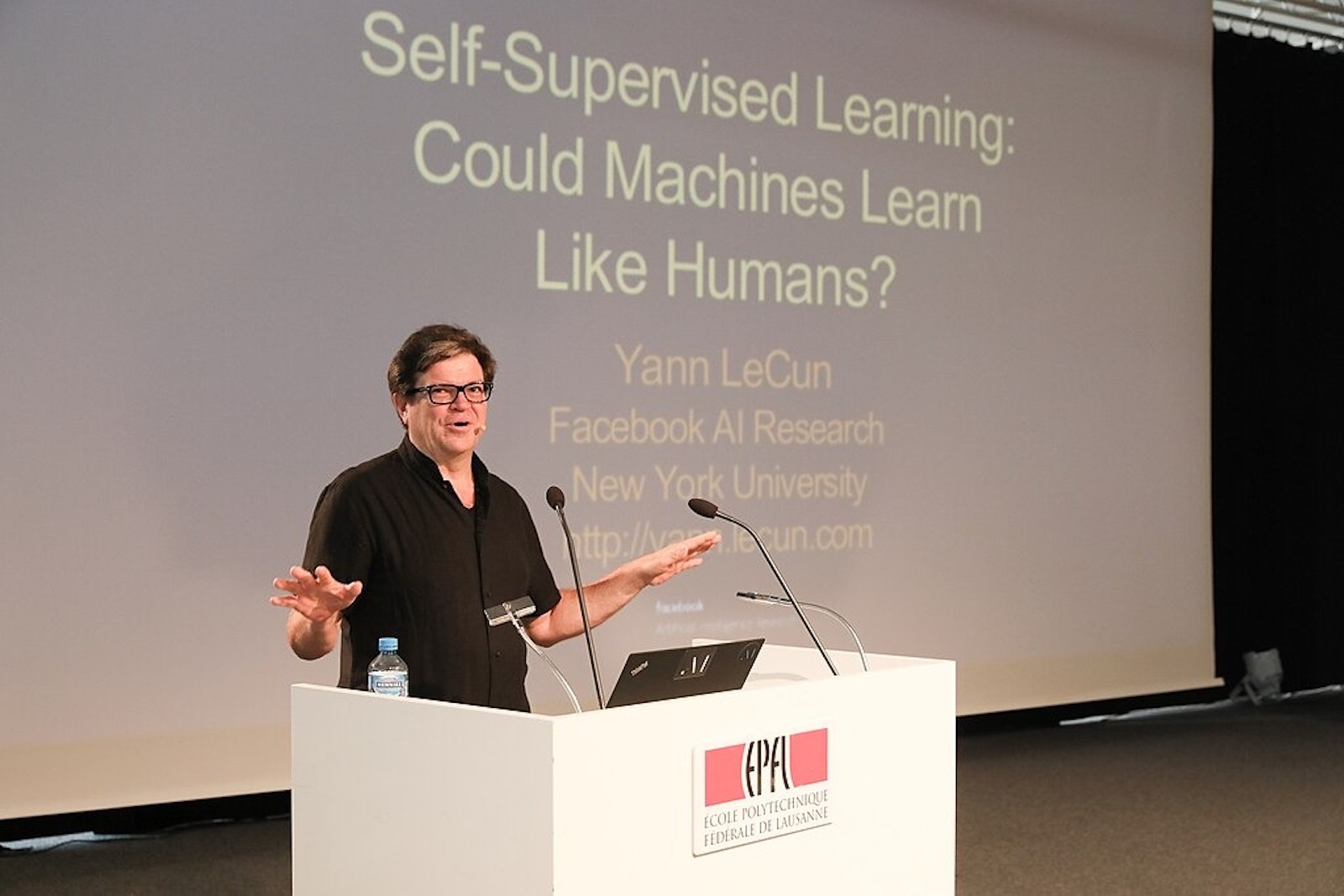 Directeur de recherche en IA chez Facebook, le Français Yann Le Cun a reçu plusieurs prix, dont le prix Turing 2018, couronnant ses recherches sur le deep learning. La photo le montre donnant une conférence à l’EPFL de Lausanne en octobre 2018. © Alain Herzog