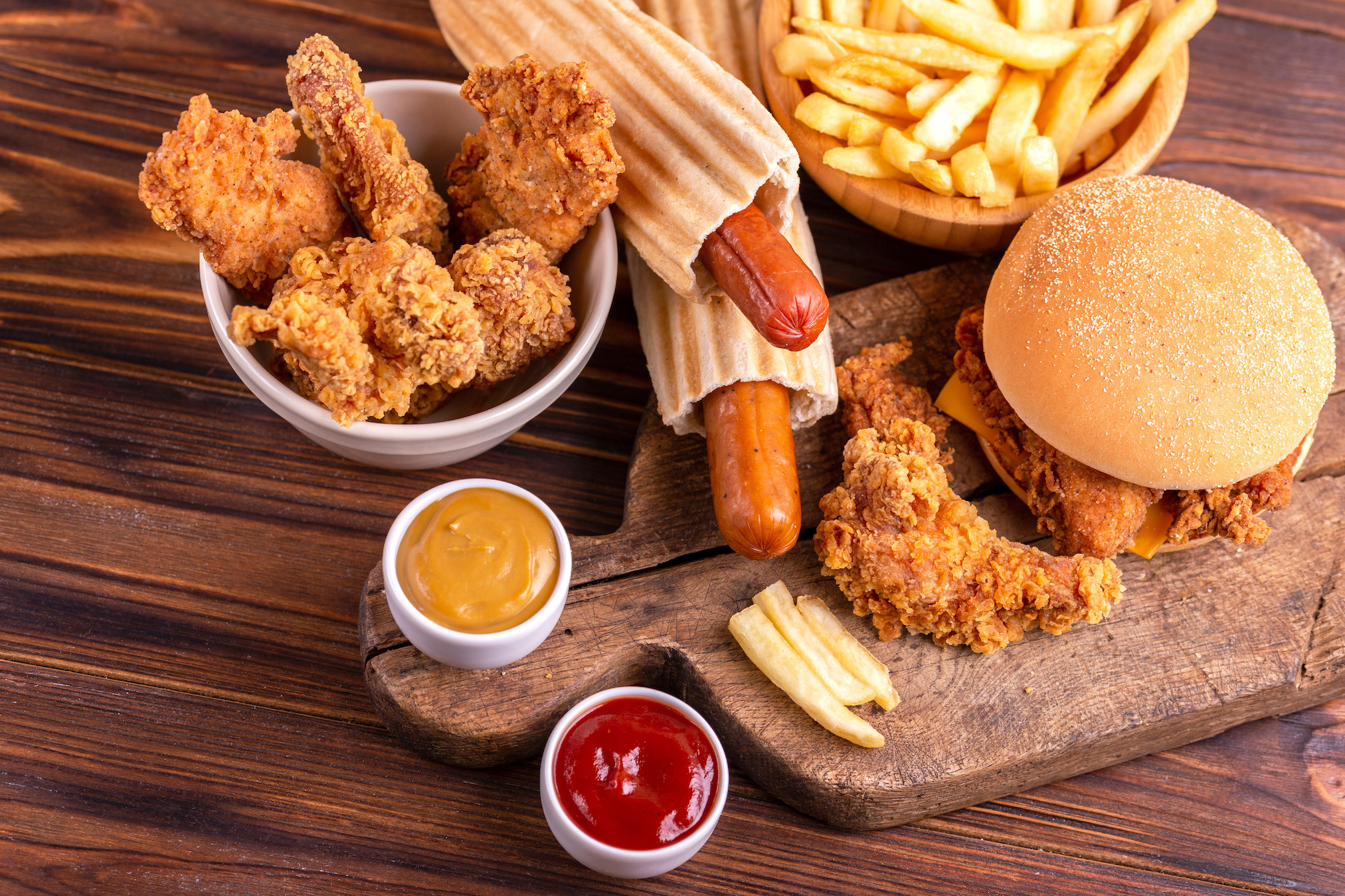 Trop de saucisse, de nuggets, de biscuits apéro… pourrait impacter la santé mentale, selon une nouvelle étude. © dzevoniia, Adobe Stock