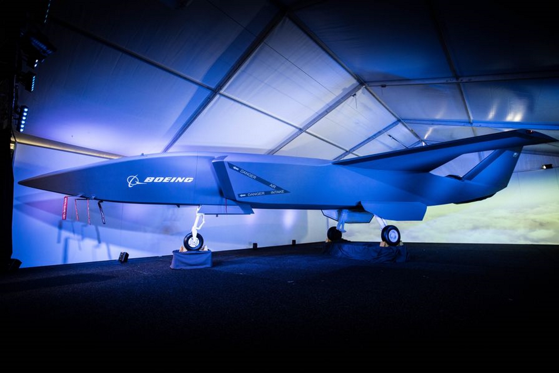 Le concept Loyal Wingman du projet Airpower Teaming System est un véritable drone de chasse boosté à l’IA pour pouvoir voler de façon semi-autonome à proximité d’avions de combats. © Boeing