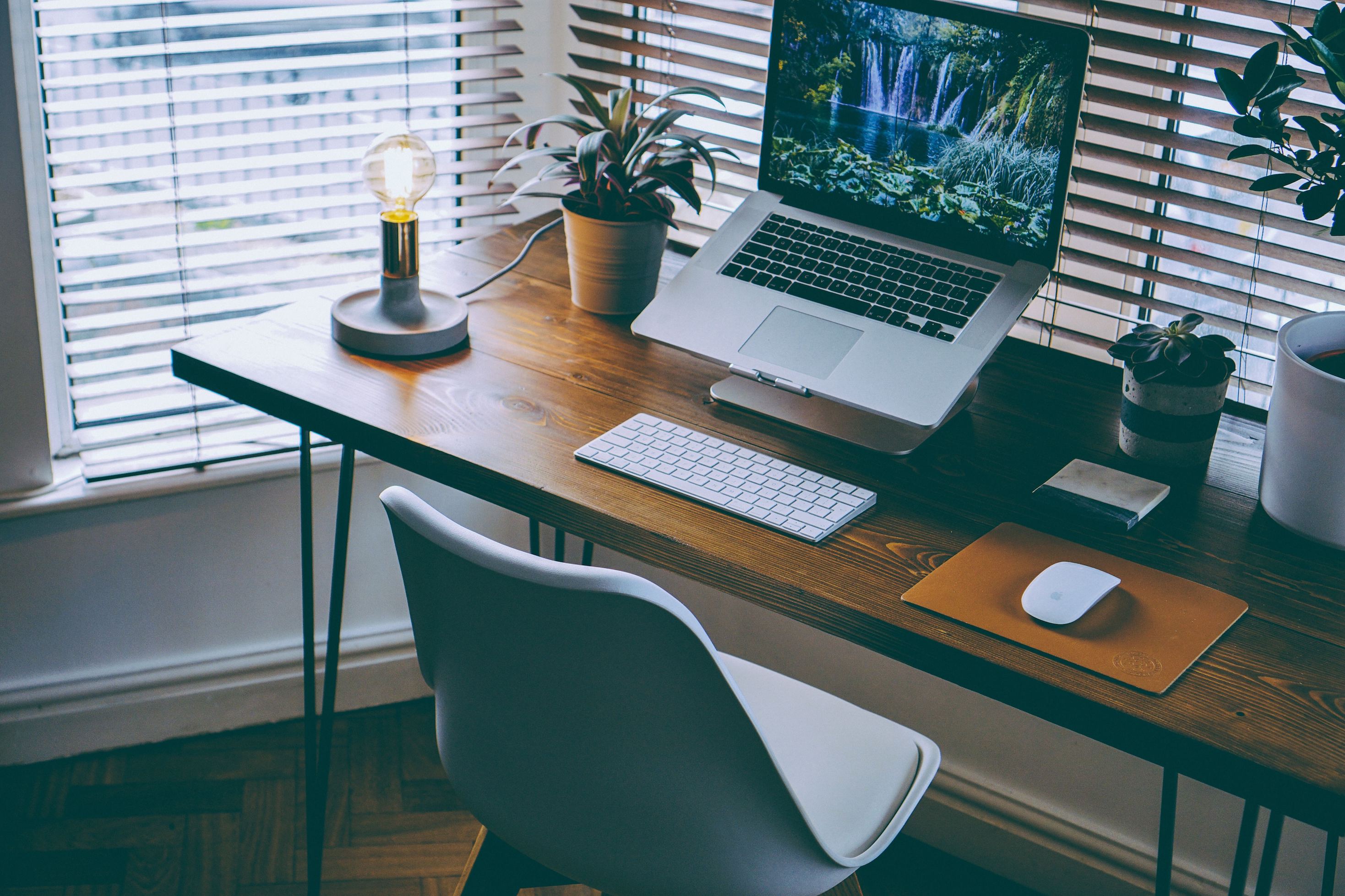 Au bureau dans une entreprise comme en télétravail, un espace de travail confortable et bien organisé favorise la productivité. © nathan-riley, Unsplash