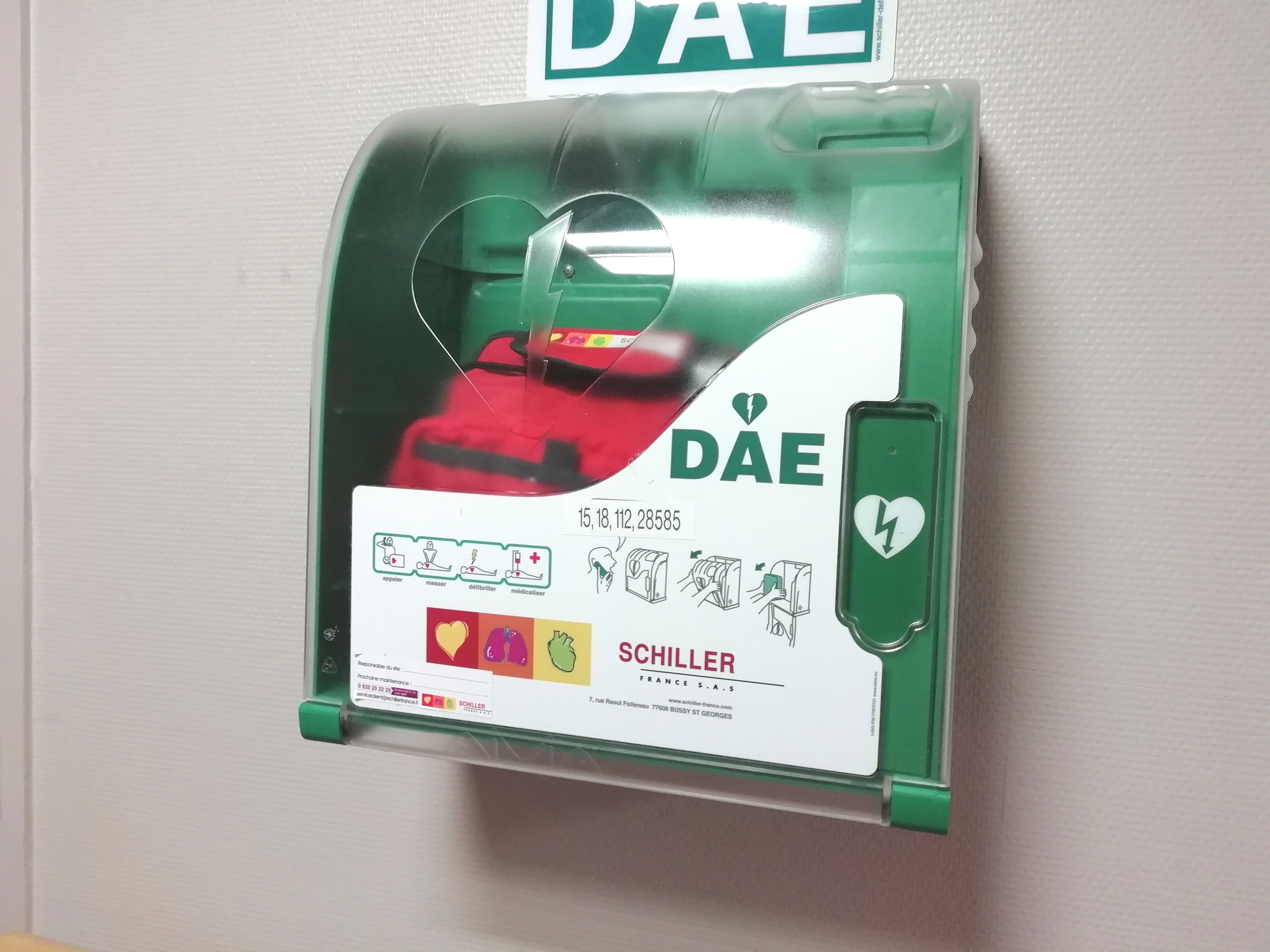 Les défibrillateurs externes automatisés (DEA) représentent un outil crucial pour sauver des vies en cas d'arrêt cardiaque soudain. © Patryssia, Adobe Stock