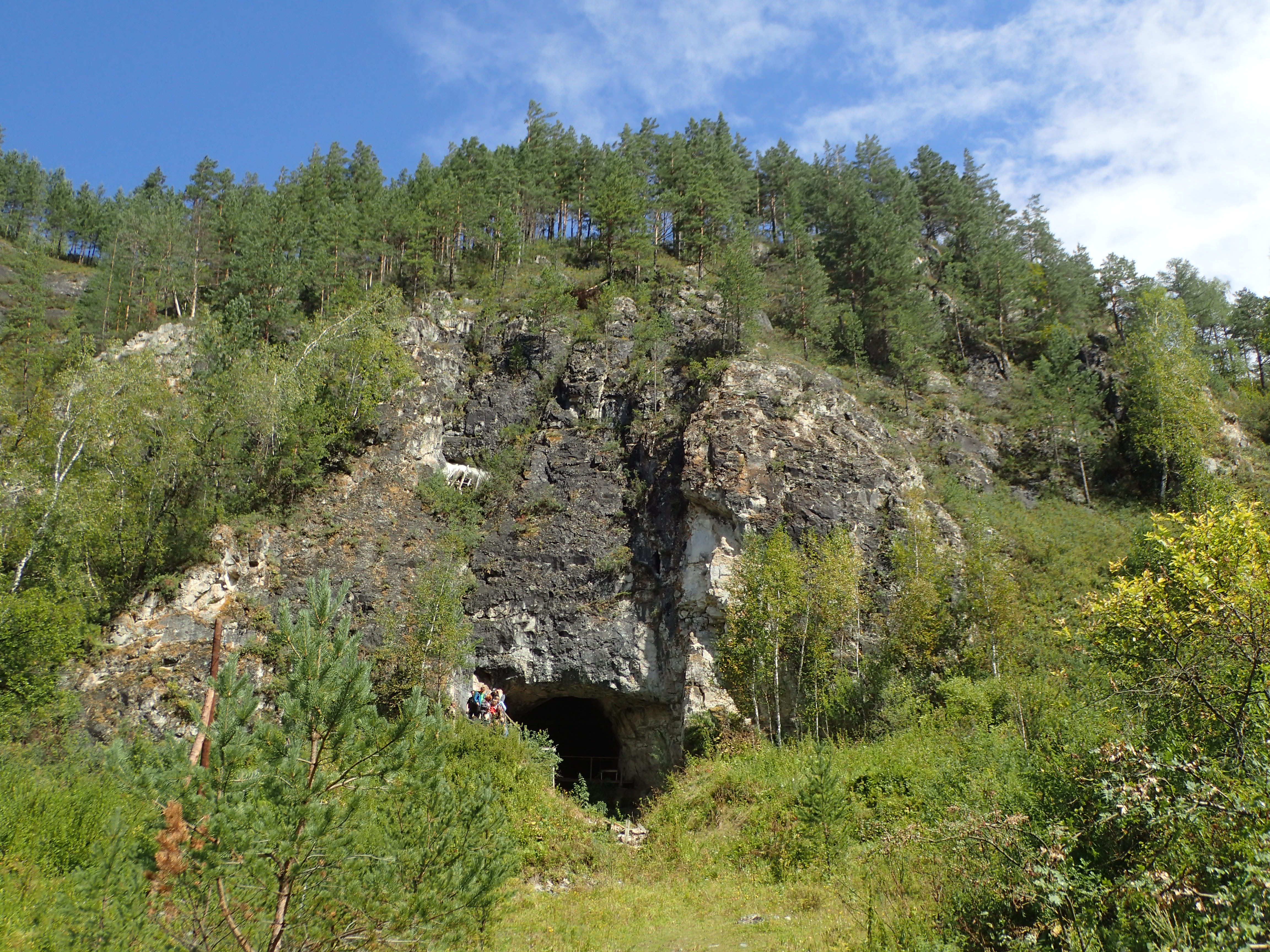 La grotte de Denisova en Sibérie est le lieu où a été découvert l’homme de Denisova. © Richard (Bert) Roberts