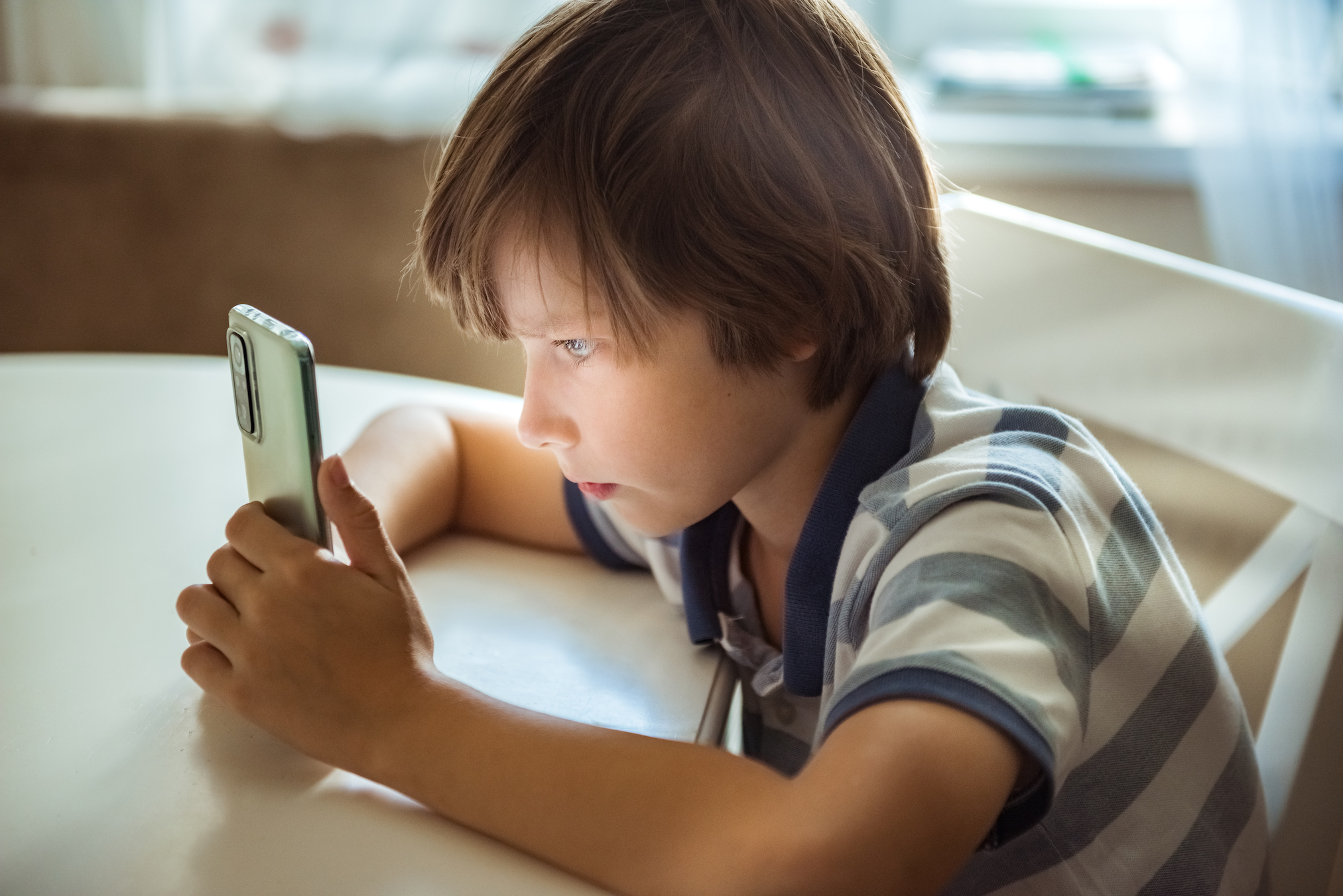 Chaque heure passée devant un écran est associée à une augmentation du risque de maladies cardiométaboliques, aussi bien chez les enfants que chez les adolescents. © irena_geo, Adobe Stock