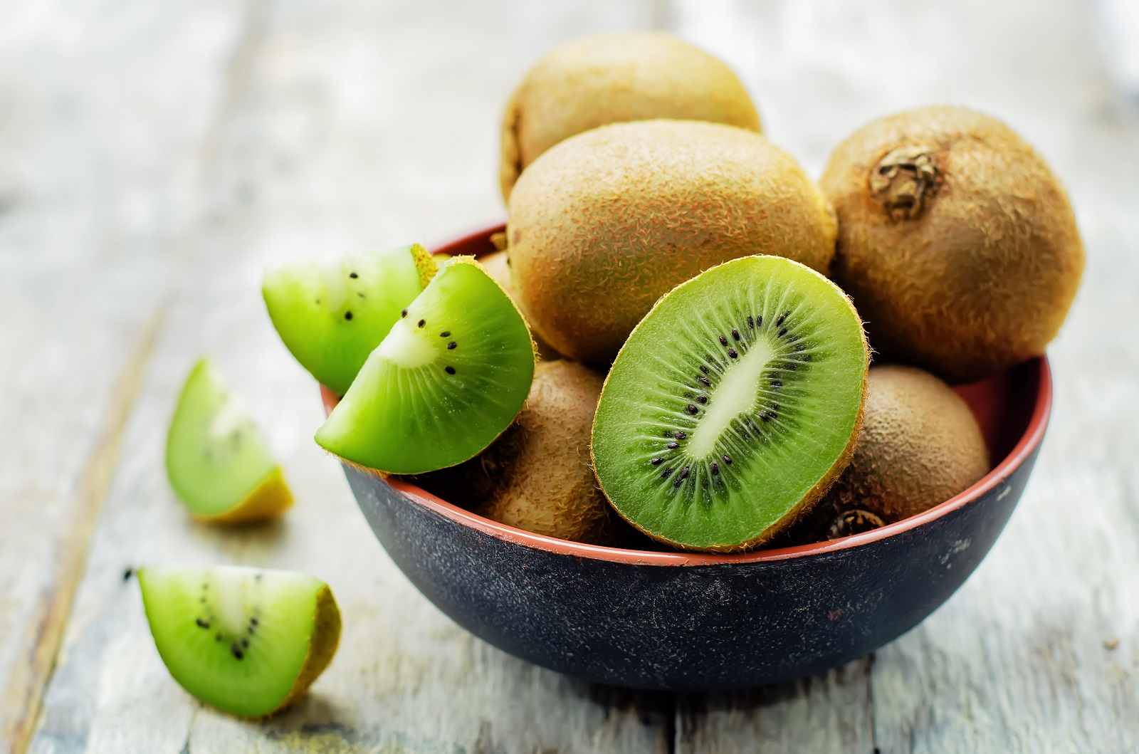 Kiwis, des fruits vitaminés de l'automne et l'hiver à manger nature. © nata_vkusidey, Adobe Stock