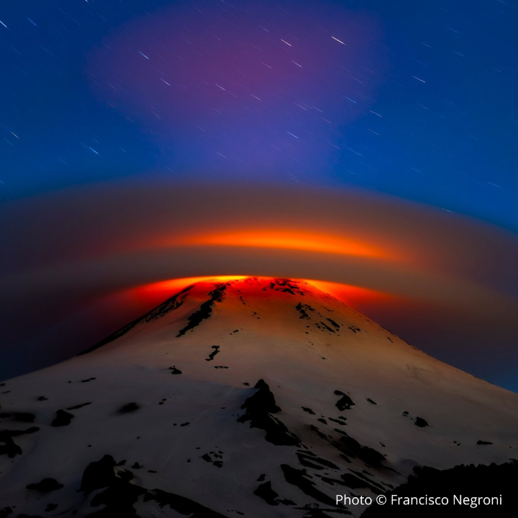 La photo de nuage lenticulaire, sur un volcan actif prise au Chili, sera peut-être la gagnante du concours de la photographie météo de l'année. © Francisco Negroni/Weather Photographer of the Year