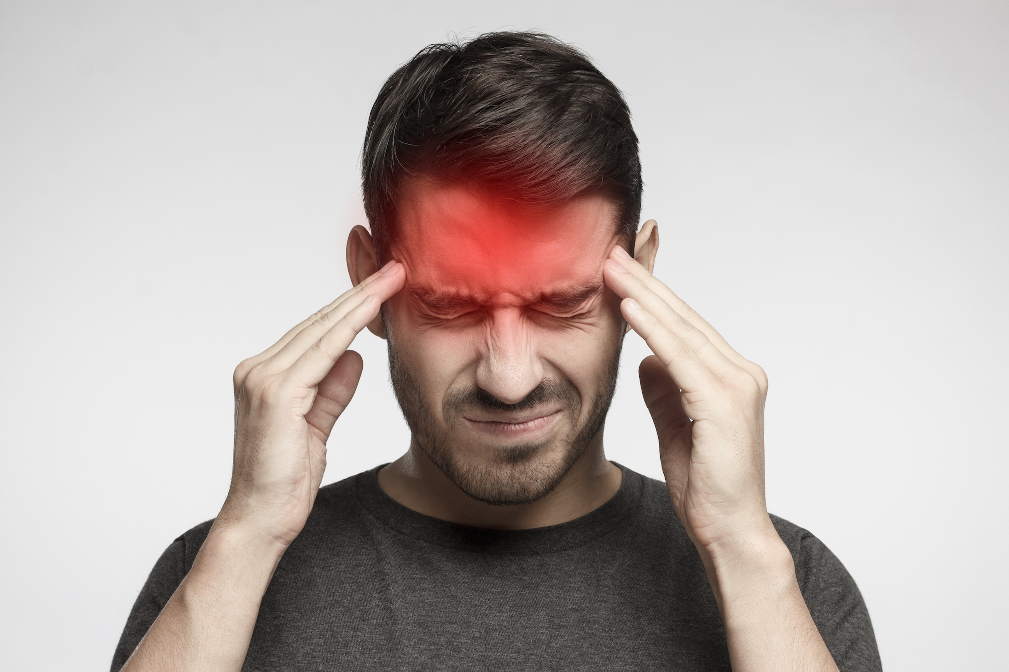 La migraine est une maladie neurologique invalidante qui touche plus de 10 millions de Français, avec 30 à 40 % d'entre eux qui sont réfractaires aux traitements actuels spécifiques de la crise. © Damir Khabirov, Adobe Stock 