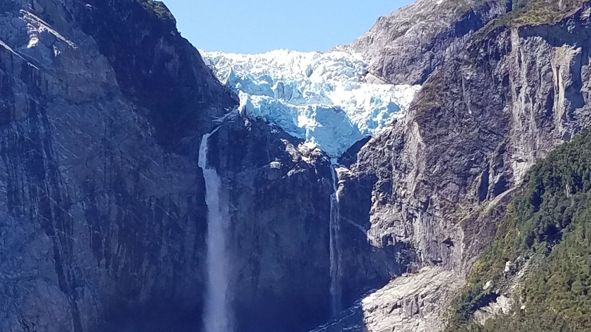 Un glacier de 200 mètres de hauteur s'est détaché d'une montagne du parc national Queulat. © Canva