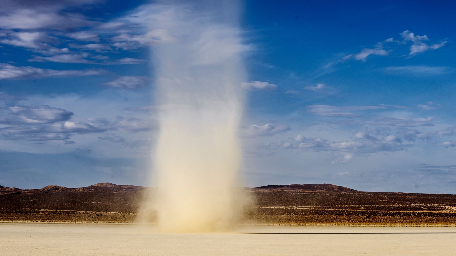Un très large&nbsp;Dust Devil dans le désert américain. © Canva
