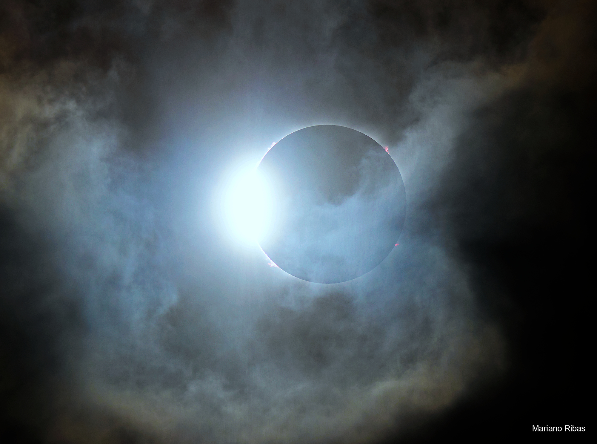 Magnifique photo de l'éclipse totale du Soleil prise le 14 décembre 2020. Des éruptions solaires débordant du disque lunaire sont bien visbles. © Mariano Ribas (Planetario de la Ciudad de Buenos Aires)