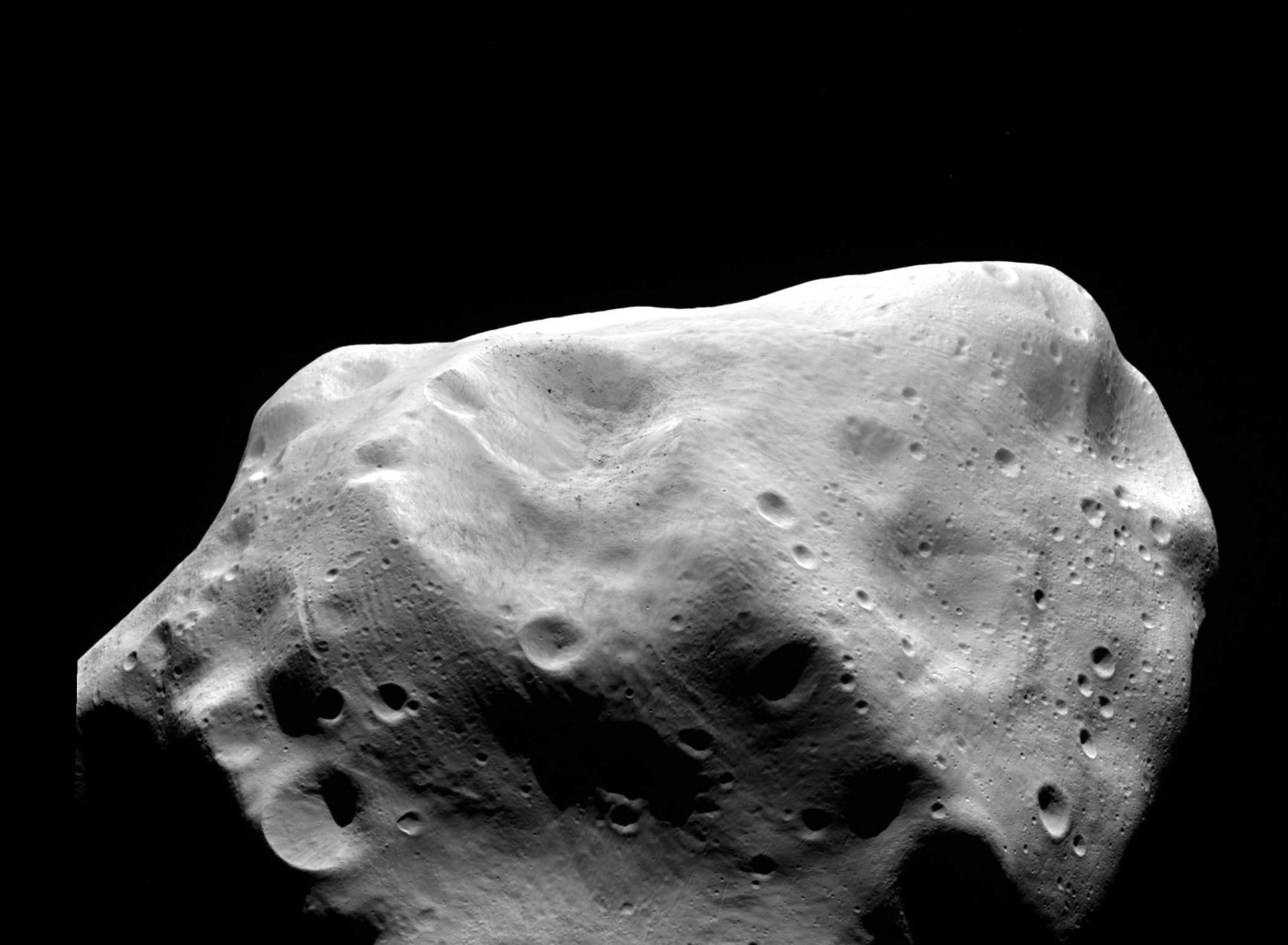 L'astéroïde de la ceinture principale 21 Lutetia, photographié ici par la sonde Rosetta de l'ESA au plus proche de l'objet en juillet 2010, a été identifié comme un reste de planétésimal des premières phases de notre Système solaire. Il n'a pratiquement pas changé depuis sa naissance il y a 4,5 milliards d'années. © ESA 2010 MPS pour l'équipe Osiris MPS/UPD/LAM/IAA/RSSD/INTA/UPM/DASP/IDA