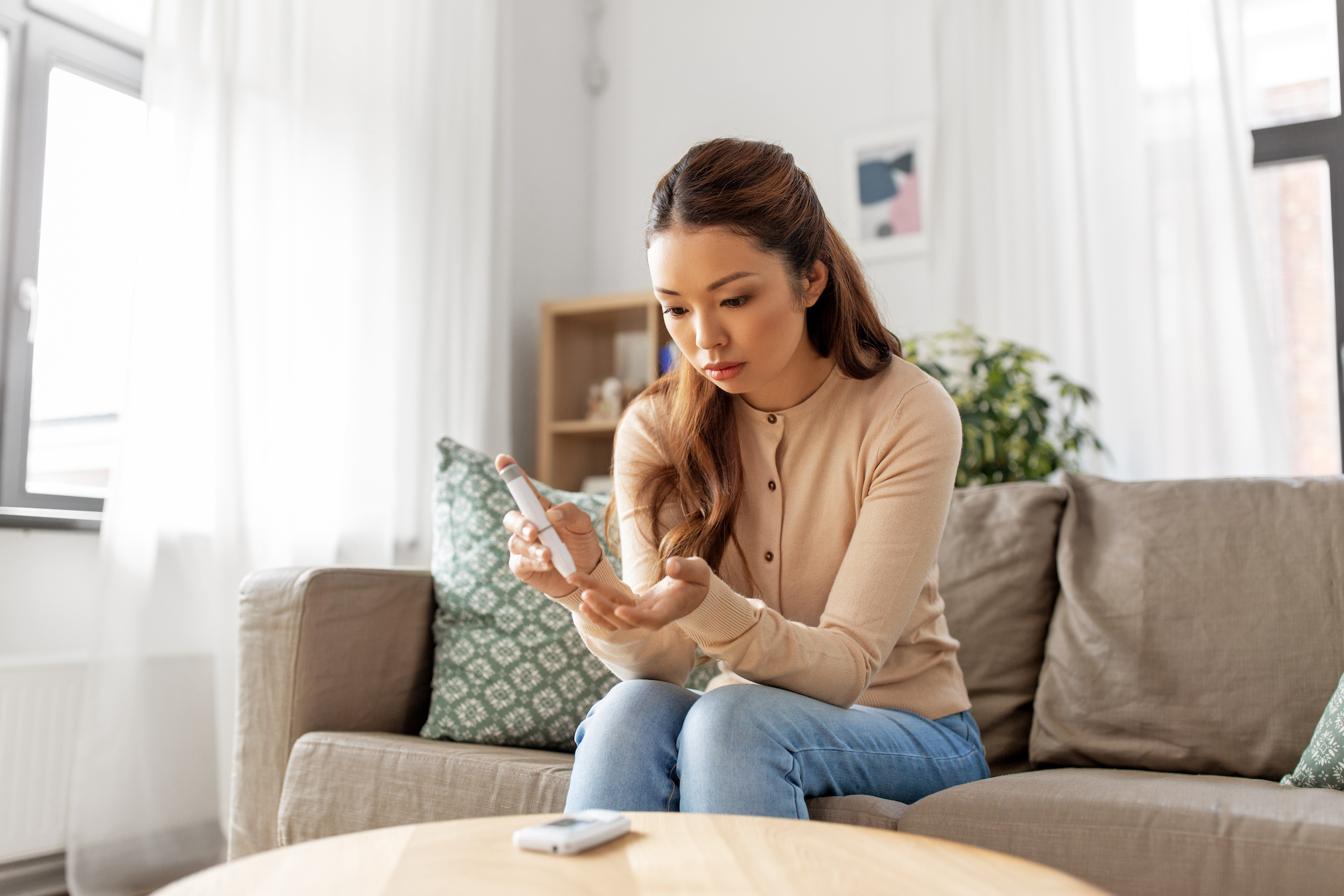 Un enfant atteint de diabète de type 1 mesure sa glycémie : un geste quotidien pour des milliers de jeunes patients dans le monde. © Syda Productions, Adobe Stock